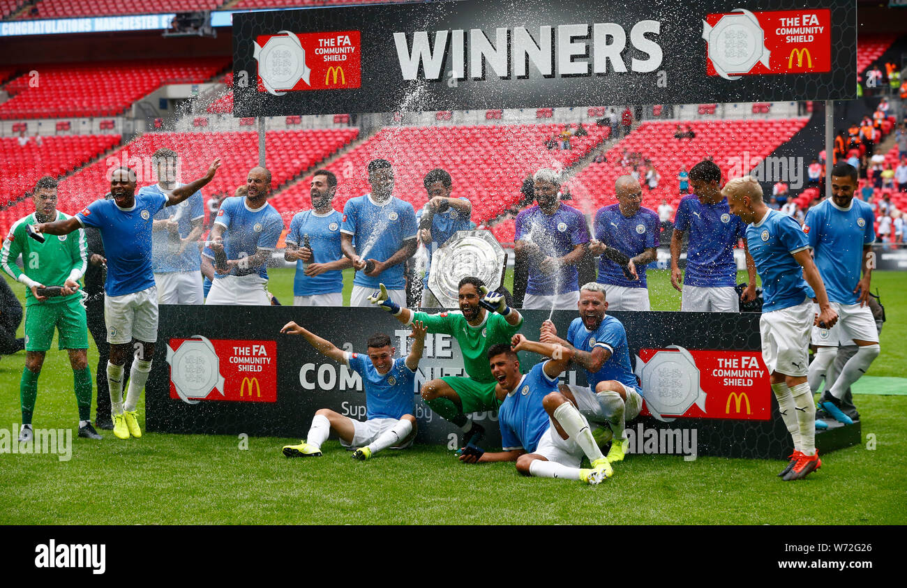 London, Großbritannien. 04 Aug, 2019. LONDON, ENGLAND. AUGUST 04: Manchester City Spieler mit dem FA Community Shield während der FA Community Shield zwischen Liverpool und Manchester City im Wembley Stadium am August 04, 2019 in London, England. Credit: Aktion Foto Sport/Alamy leben Nachrichten Stockfoto