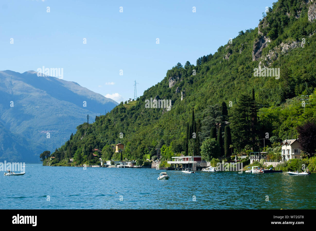 Sicht auf die Berge See an einem sonnigen Sommertag. Bezirk von Comer See, Colico, Italien, Europa. Stockfoto