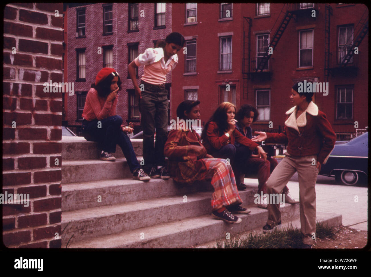 Latein JUGEND AN LYNCH PARK IN Brooklyn, NEW YORK CITY. Die innere Stadt IST HEUTE EIN ABSOLUTER WIDERSPRUCH ZU DEN MAIN STREAM AMERIKA VON TANKSTELLEN, Autobahnen, EINKAUFSZENTREN UND LOTS HÄUSER. Es ist bevölkert von Schwarzen, LATEINER UND DIE WEISSEN ARM. Vor allem die INNERSTÄDTISCHEN UMWELT IST DER MENSCH, SO SCHÖN UND BEDROHT, WIE DIE 19 Gebäude aus dem 17. Stockfoto