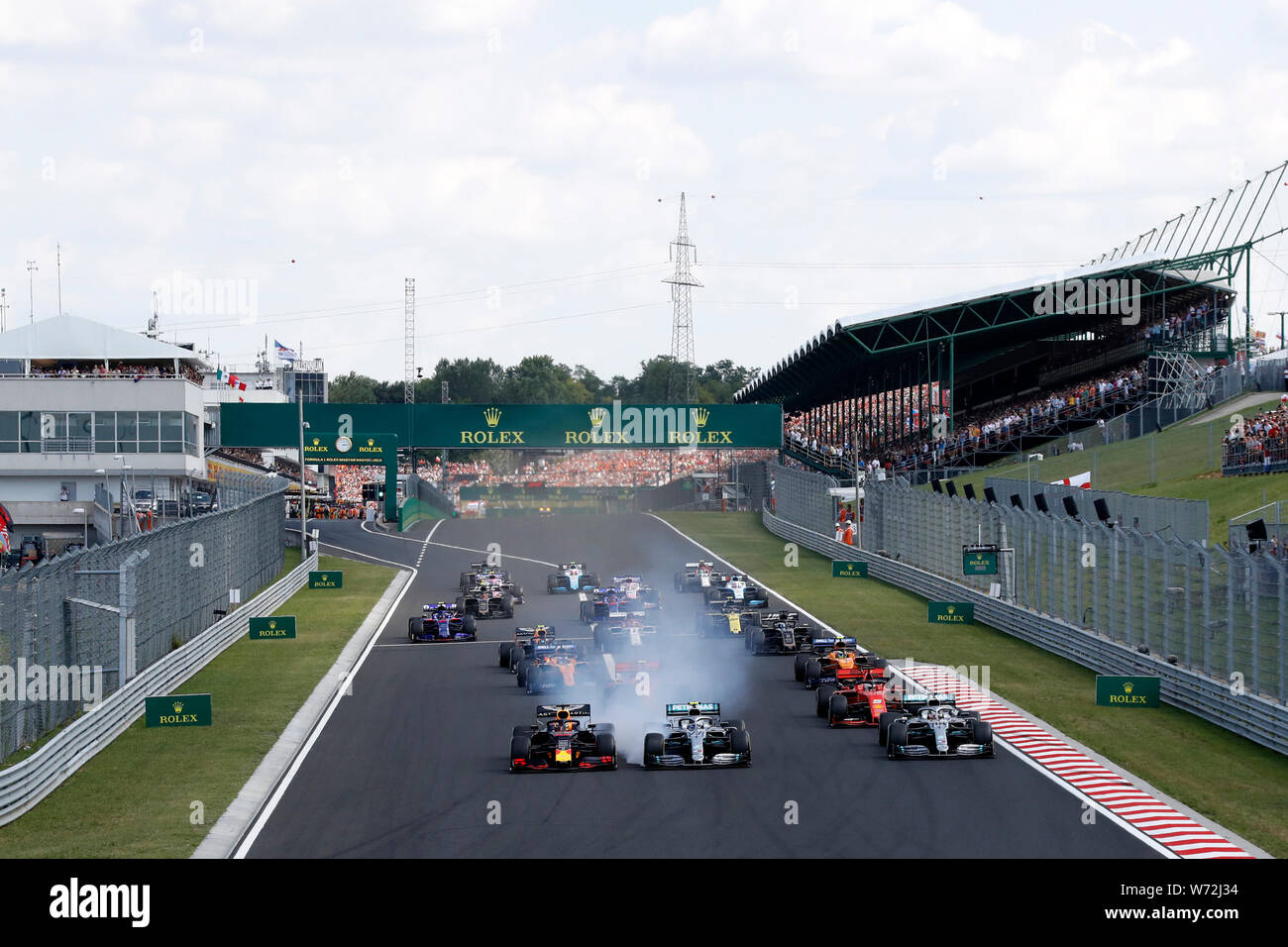 Budapest, Ungarn. 04 August, 2019. Lewis Hamilton von MERCEDES AMG PETRONAS Motorsport auf der Strecke in der ersten Runde während des F1 Grand Prix von Ungarn Credit: Marco Canoniero/Alamy leben Nachrichten Stockfoto