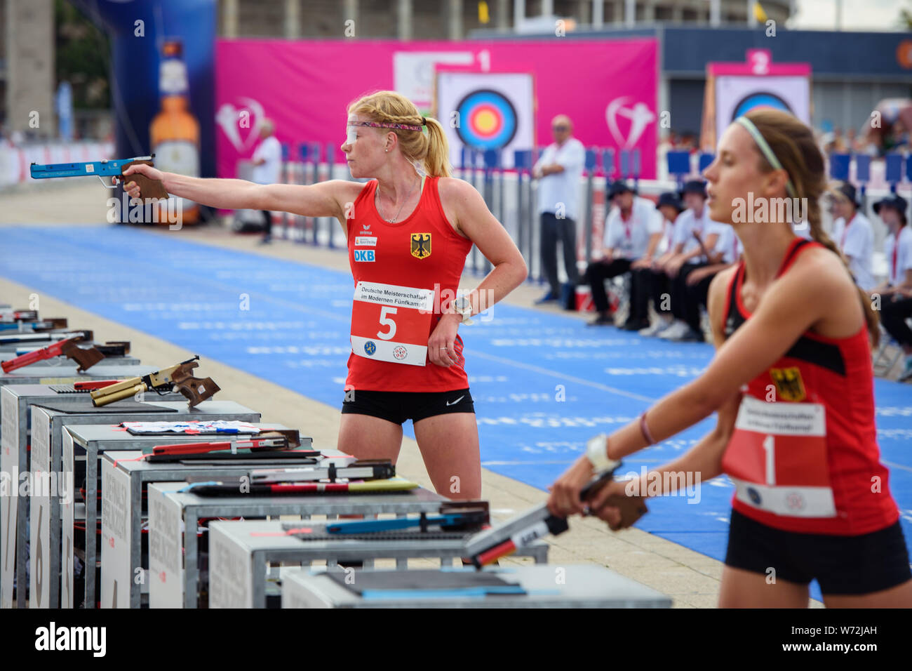 Berlin Deutschland 04 Aug 2019 Der Moderne Funfkampf Deutsche Meisterschaft Laser Olympischen Platz Annika Schleu L R Und Ronja Steinborn Schiessen Wahrend Der Wettbewerb Um Den Ersten Platz Credit Gregor Fischer Dpa Alamy Leben Nachrichten