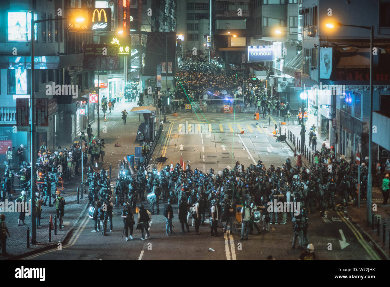 Hong Kong - 05 August 2019: Hong Kong Polizei setzte Tränengas bombe Demonstranten in Causeway Bay in Hong Kong zu entlassen. Stockfoto