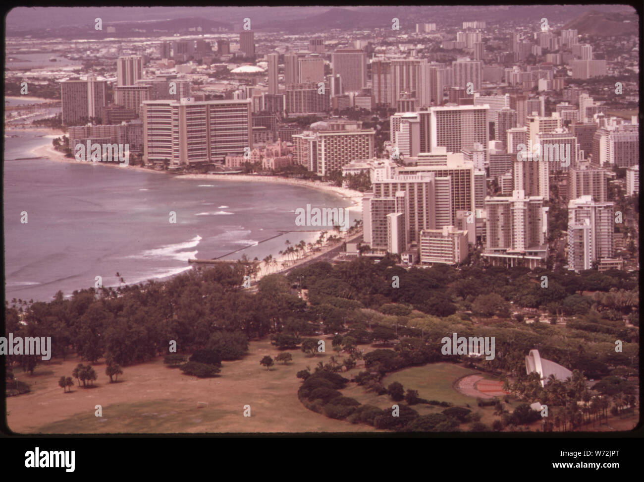 Geballte HOCHHÄUSERN VON WAIKIKI BEZIRK, Liebling der Touristen aus gesehen oben auf Diamond Head, dem berühmten erloschenen Vulkan. Die waikiki Improvement Association hat ein architektonisches Design Review BOARD ZU ÜBERWACHEN GEBÄUDE, ABER ES IST VERMUTLICH ZU SPÄT gebildet. IN 1963 waren es 9,203 HOTELZIMMER IN ALLEN DER INSEL OAHU. Heute gibt es rund 26 000 ZIMMER, DIE MEISTEN VON IHNEN HIER IN WAIKIKI Stockfoto