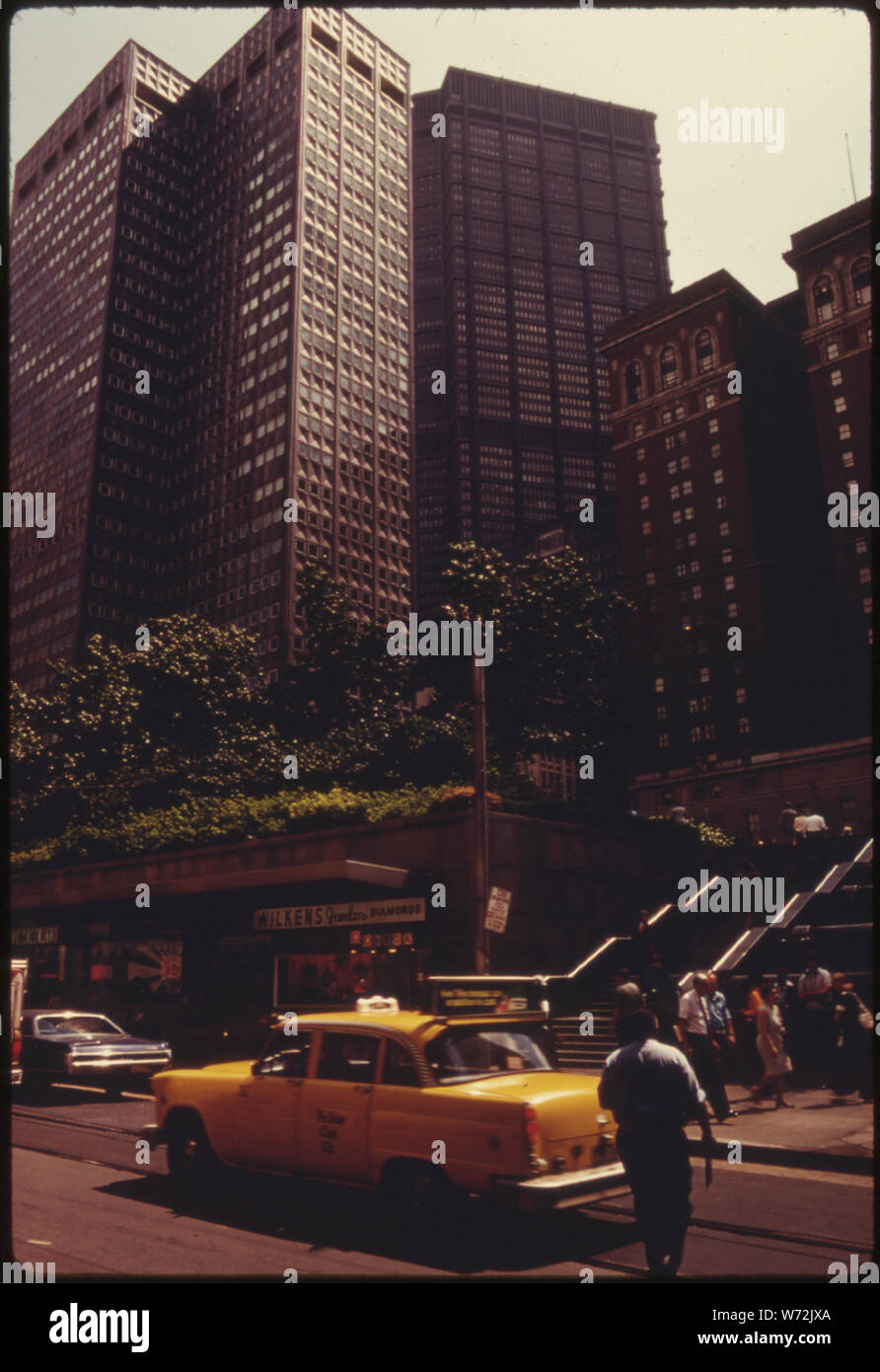 MELLON Square in der Innenstadt von Pittsburgh, Pennsylvania. Es war renoviert WÄHREND DER STADTERNEUERUNG IM RENAISSANCE PROGRAMM DER FRÜHEN 50ER JAHRE UND HAT EINE PARKÄHNLICHE ATMOSPHÄRE IN DER STADT ERSTELLT Stockfoto