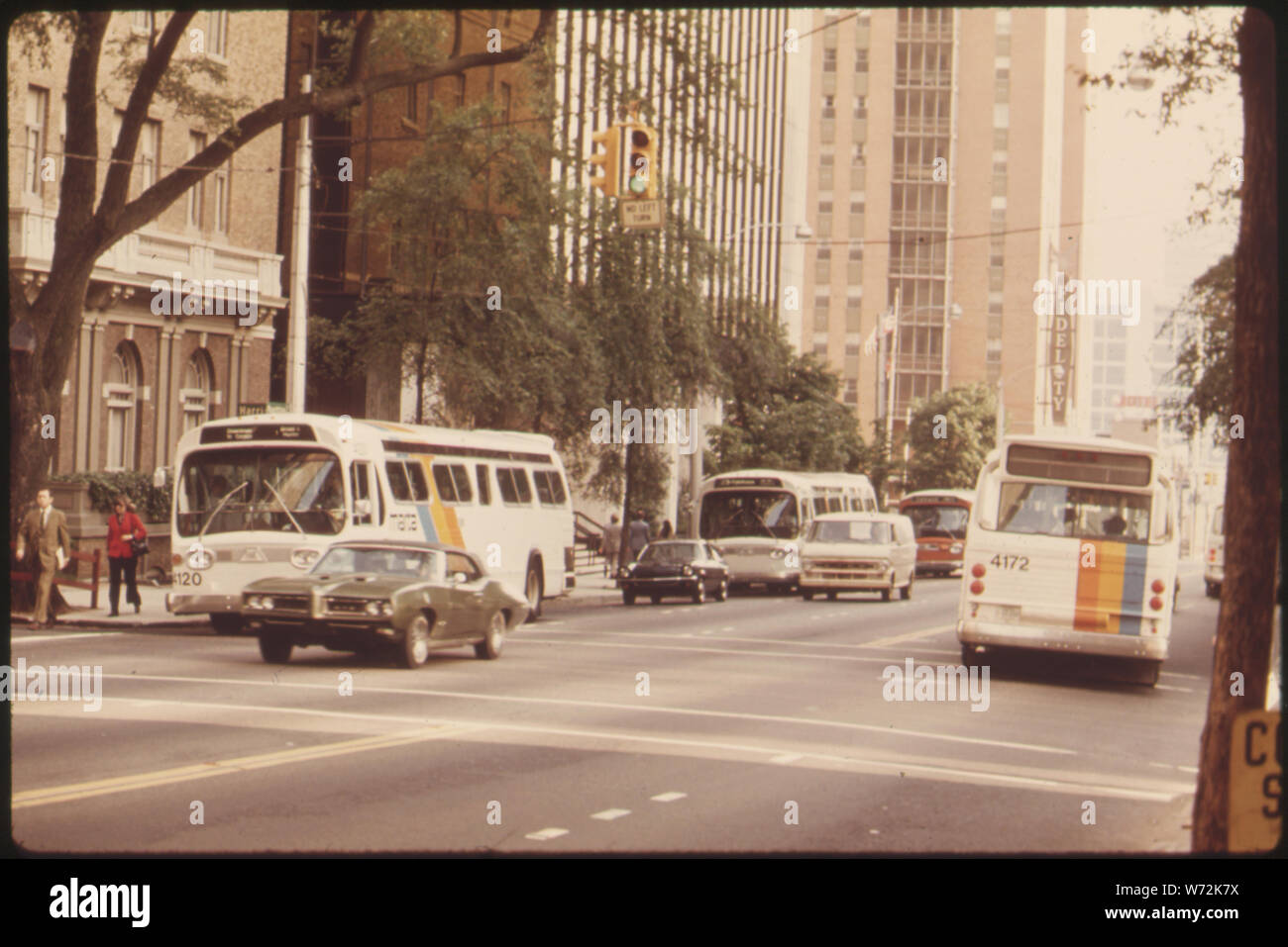 METROPOLITAN Atlanta Rapid Transit Authority (MARTA) Busse in der Innenstadt von Atlanta, Georgia. Die Wähler HABEN EIN PROZENT UMSATZSTEUER FÜR DIE VERBESSERUNG DES VERSANDVERFAHRENS ZUGELASSEN. 1974 brachte ES IN $ 53 Millionen. Ein $ 1,79 Mrd. 53 - 1,6 KM RAPID RAIL TRANSIT SYSTEM FESTGELEGT WURDE, ZU BEGINNEN BAU IM MAI 1975, WURDE ABER GEHALTEN, DIE DER JURISTISCHE SCHLACHTEN. 1974 MARTA GETRAGEN 73,727,000 PASSAGIERE, EINE STEIGERUNG UM 27 PROZENT VON 1970 BIS 1974 Stockfoto