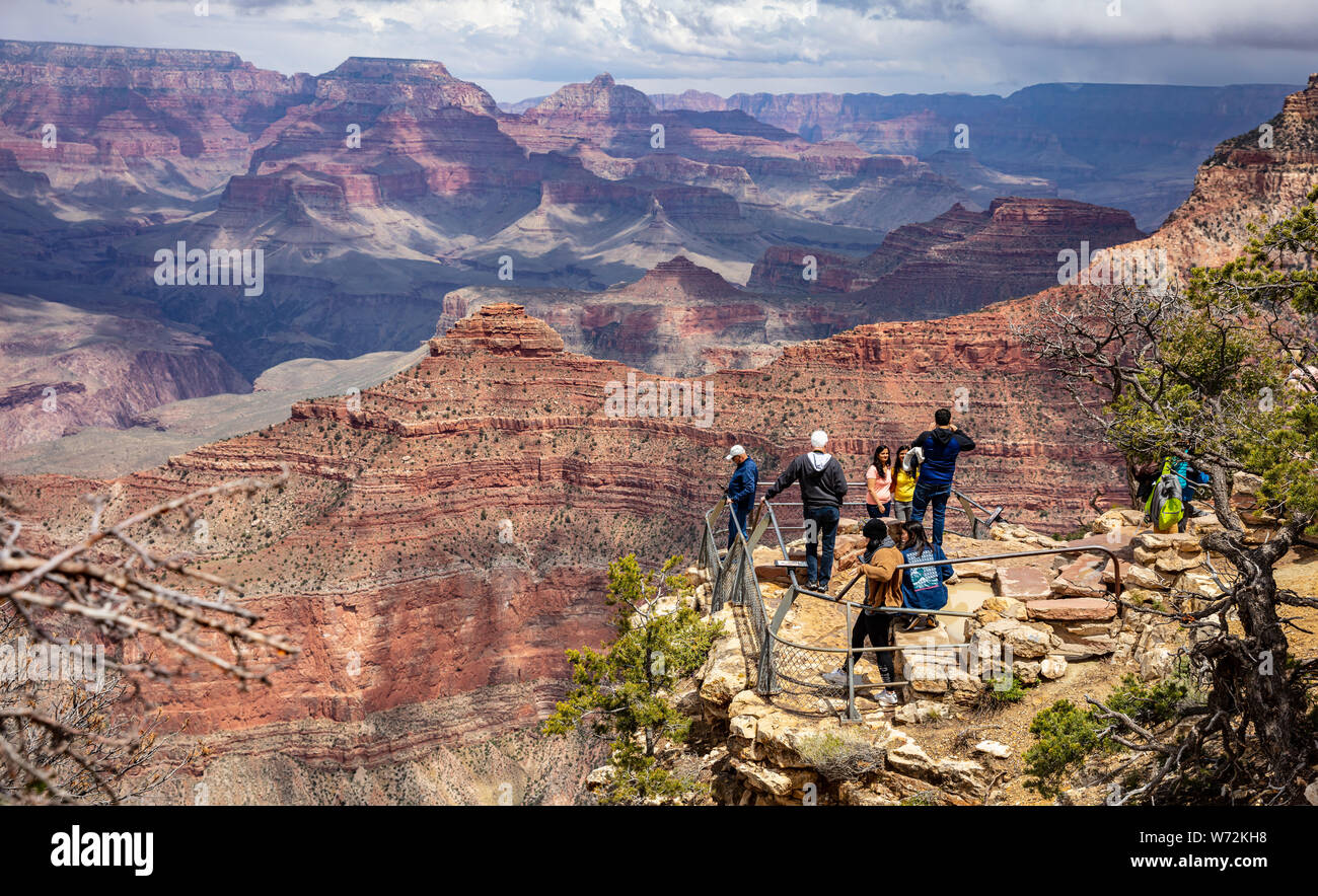 Grand Canyon, Arizona, USA. 23. Mai 2019. Gruppe von Menschen, die Bilder und die roten Felsen Schlucht, bewölkter Himmel Stockfoto