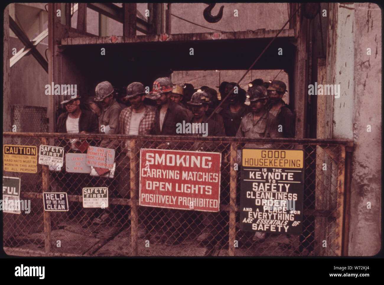 Bergleute NUR AUF DIE MINE AUFZUG AN DER VIRGINIA - POCAHONTAS MINE #4 in der Nähe von RICHLANDS, Virginia. Sie WIRD DEN WEG FÜR DIE 4:00 zu 24:00 Uhr verschieben. Die Minen zu arbeiten haben Verschiebungen und einer Mitternacht bis morgen oder HOOT-OWL SHIFT FÜR CLEANUP OPERATIONS. Beachten SIE DIE VIELFALT DER WARNSCHILDER AN DEN AUFZUG TOR UND DAS VERBOT DER DURCHFÜHRUNG STREICHHÖLZER, ZIGARETTEN ODER EIN OFFENES LICHT IN DEN Minen. Die meisten Männer, die rauchen, kauen Tabak WÄHREND DER ARBEIT Stockfoto