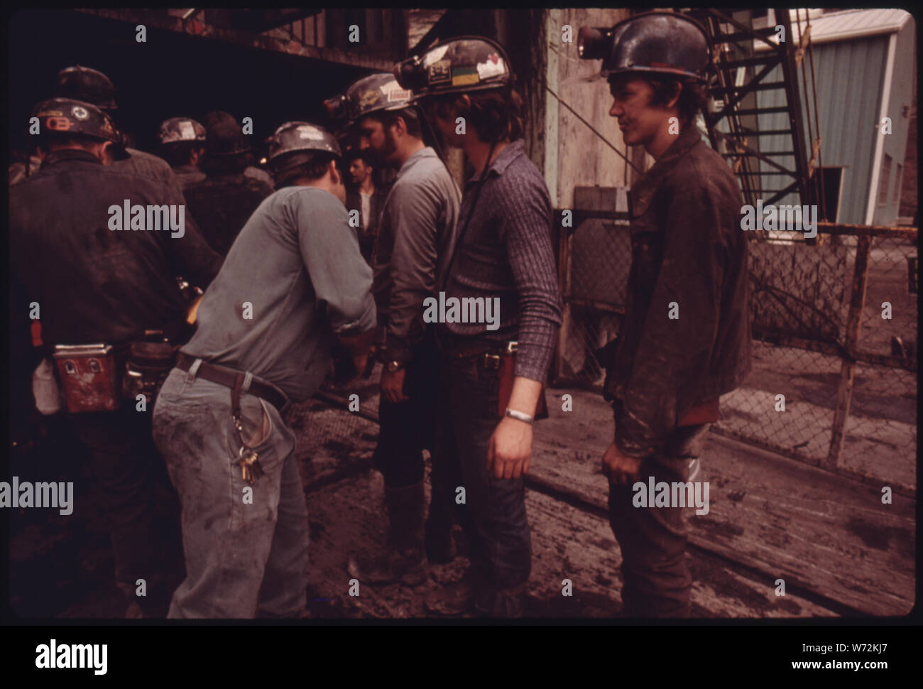 Bergleute BEI VIRGINIA - POCAHONTAS COAL COMPANY MINE #4 SIND FÜR DAS RAUCHEN MATERIALIEN VOR DER AUFZUG IN DIE GRUBE FÜR DIE 4:00 Uhr bis 24:00 Uhr Verlagerung gesucht. Vorschriften verbieten das Rauchen IN DEN GRUBEN UND, wenn Sie erwischt, die bergleute UND DIE MINE KANN BESTRAFT WERDEN. Viele der Bergleute, die mit Tabak kauen ROTE MANN BEI DER ARBEIT Stockfoto