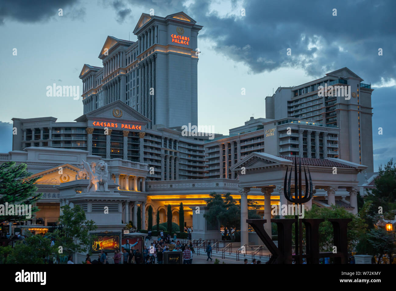 In Las Vegas, Nevada, USA. 27. Mai 2019. Caesars Palace Hotel and Casino, Las Vegas Strip am Abend. Bewölkter Himmel Stockfoto