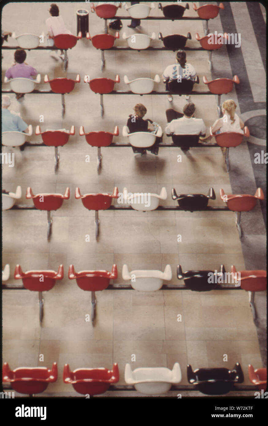 Moderne SITZGRUPPE, KONTRASTIERT MIT DER ÄLTEREN STEINBODEN IN DER UNION STATION IN KANSAS CITY, Missouri. Nur EIN TEIL DER MASSIVEN STATION IST FÜR PASSAGIERE VON AMTRAK verwendet. Der Rest WURDE UMGEWANDELT IN EINE CONVENTION CENTER. Sechs ZÜGE PRO TAG HALTEN SIE HIER AUF MEHR ALS 200, die in der Hoch-zeit DES RAIL SERVICE IM VERGLEICH Stockfoto