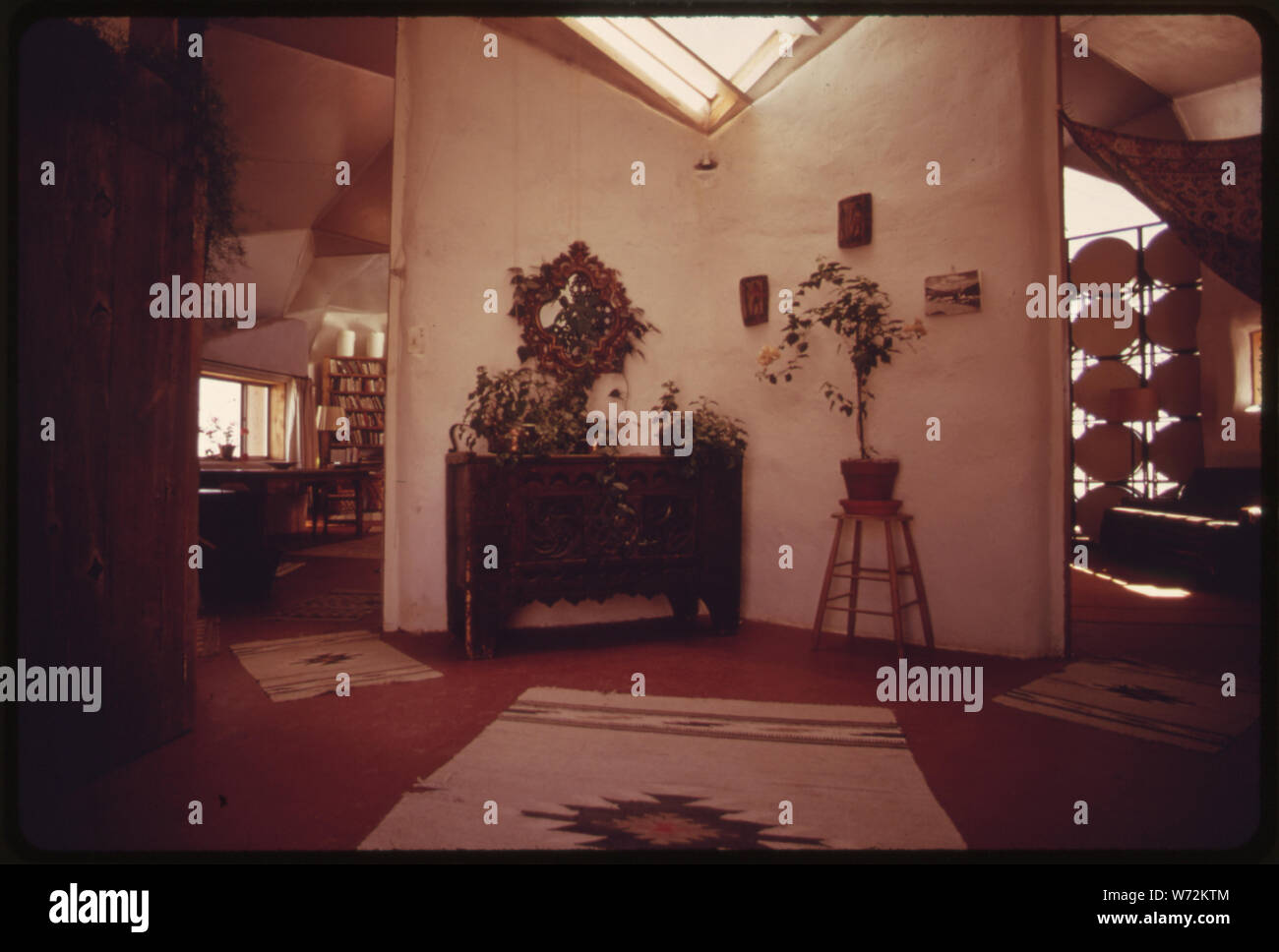 MODULAR solar-beheizten Haus gebaut in der Nähe von Corrales, New Mexico, VERFÜGT ÜBER MITEINANDER VERBUNDENE EINHEITEN AUS ALUMINIUM MIT EINEM PU-SCHAUMKERN DER ISOLIERUNG. ADOBE MILDERT DEN INNENRAUM EINE ÄSTHETIK UMWELT Stockfoto