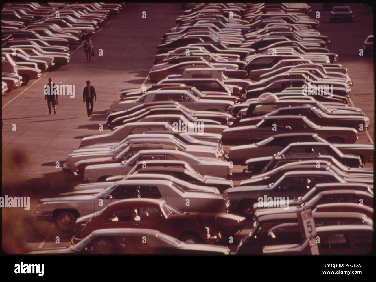 MONROE STREET PARKPLATZ IN CHICAGO HÄLT 2.700 Autos für Pendler am Lake Shore Drive. Neue AUFBAU IST UNTERWEGS ZUM HINZUFÜGEN 900 Plätze INSGESAMT 3.600 FAHRZEUGE ZU HALTEN. Einen neuen PARK AUCH WÄHREND DER BAUARBEITEN ERSTELLT WERDEN. Stockfoto