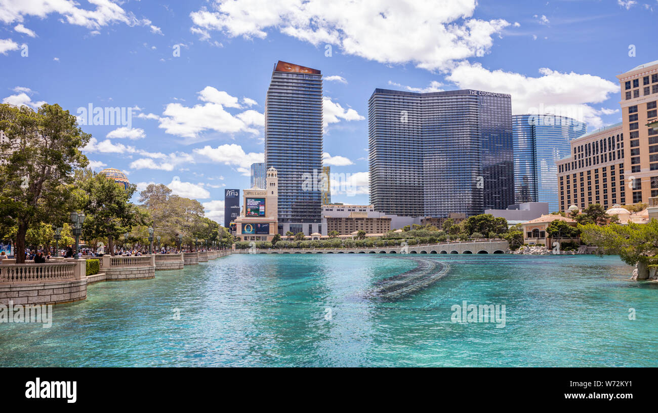 In Las Vegas, Nevada, USA. 27. Mai 2019. Bellagio Pool, Brunnen und Gebäude in den Morgen. Sonniger Frühlingstag, blauer Himmel Stockfoto