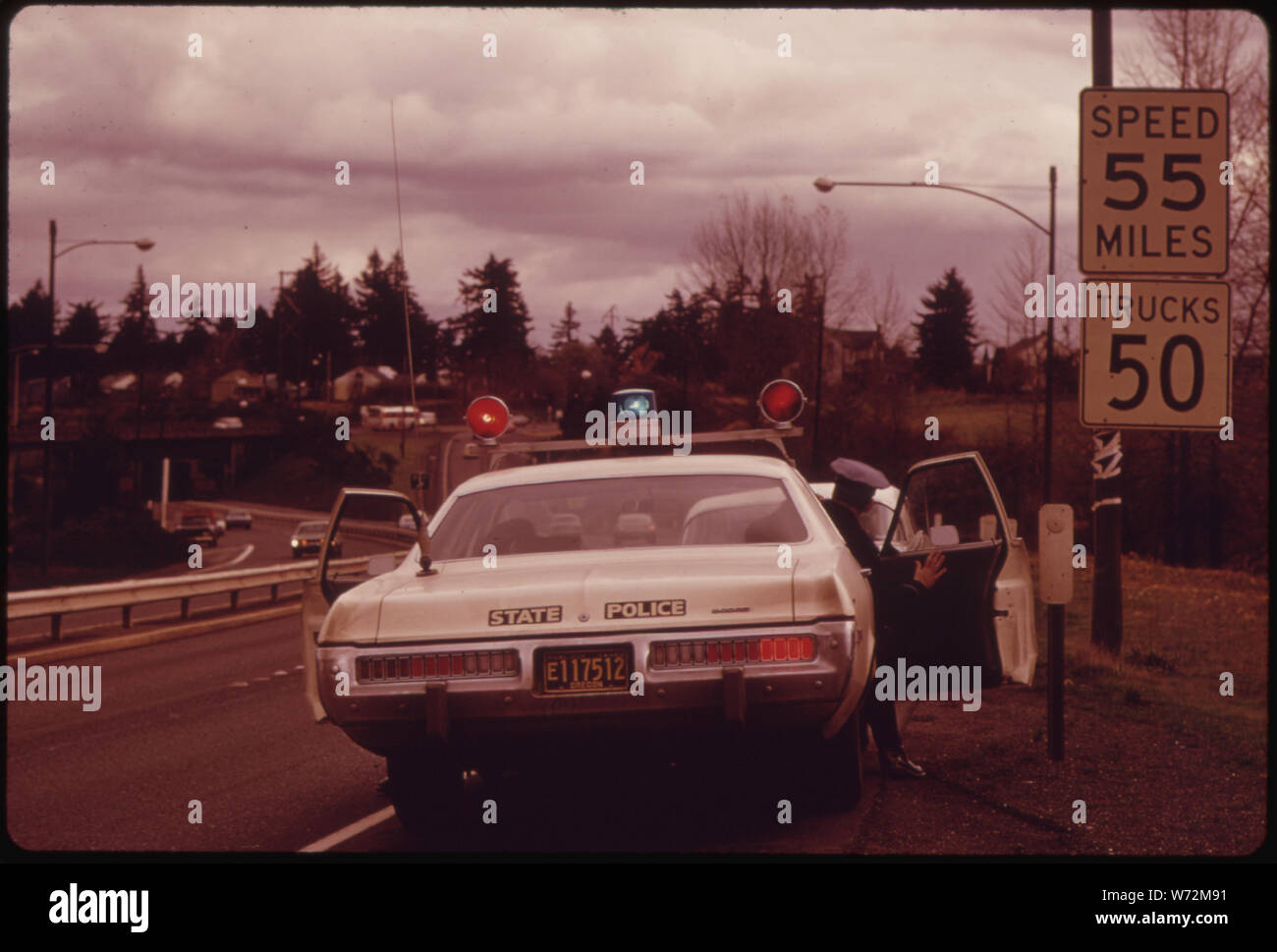 Autofahrer WURDEN VON DER POLIZEI GESTOPPT, WENN SIE DIE 55 Meile ÜBERSCHRITTEN EINE STUNDE AUF AUTOBAHNEN, die zuvor einen Grenzwert von 70. Die AKTION WURDE DURCHGEFÜHRT ZU SPAREN KRAFTSTOFF WÄHREND DER KRISE IM pazifischen Nordwesten. Dies ist auf 80 N ÖSTLICH VON PORTLAND Stockfoto