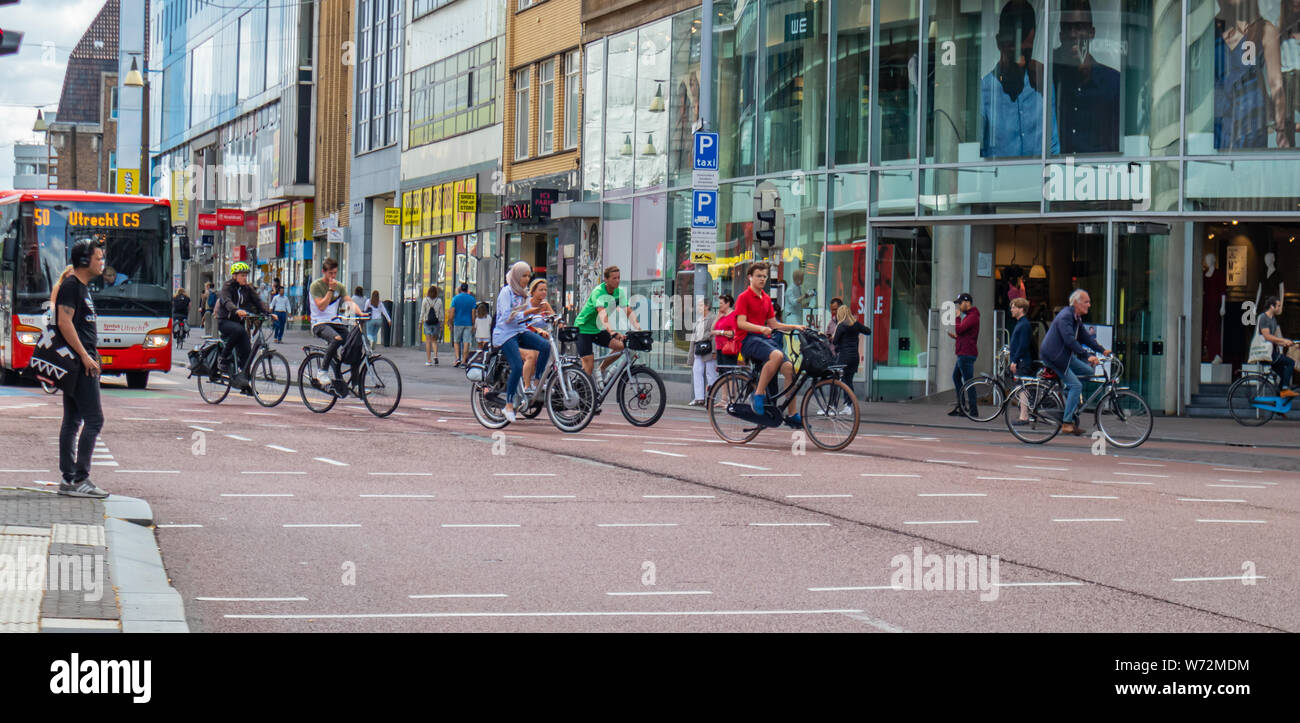 Utrecht, Niederlande. Juli 1st, 2019. Menschen Reiten Fahrräder in der Innenstadt, die Feder sonnigen Tag Stockfoto