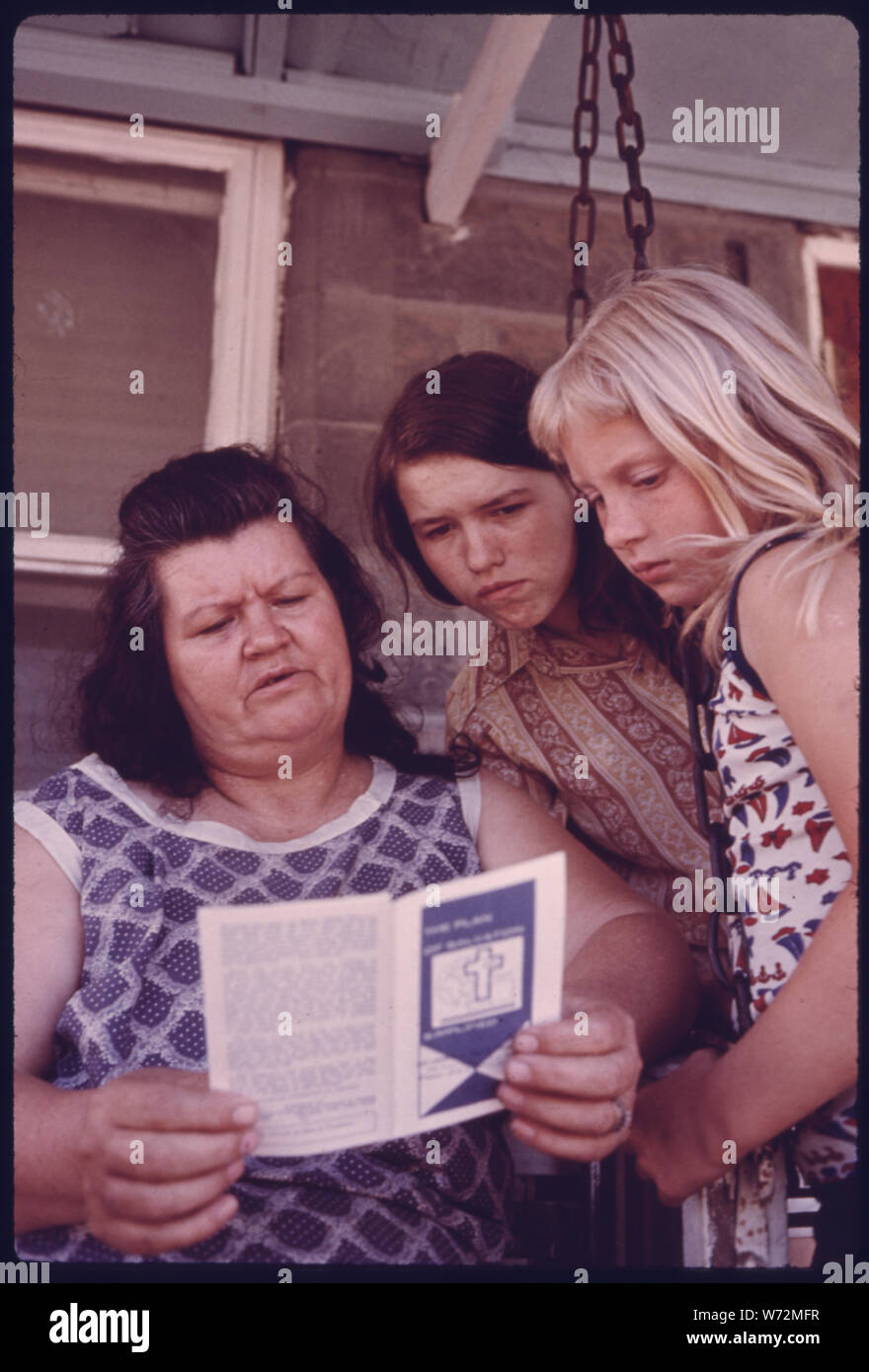 Frau. Mai Watkins, Tochter, Bertha, Mitte und ein SPIELKAMERAD BLICK ÜBER EINE RELIGIÖSE PAMPHLET nur Links in Ihrem neuen Zuhause, VON EINEM LOKALEN MINISTER. Frau. WATKINS GLAUBT AN GOTT UND sagte ihr, Kinder sollten sie in die Kirche zu gehen, und nicht verfluchen ODER RAUCH. Ihr NEUES ZUHAUSE IST GRÖSSER UND HAT GAS WÄRME IM GANZEN ZU DEN ALTEN ÖL KAMINOFEN IM ERDGESCHOSS DES ALTEN HAUSES verglichen. Der Umzug WAR EINE VERBESSERUNG FÜR SIE, ABER VIELE IHRER EHEMALIGEN NACHBARN IN KANSAS CITY, Missouri, WAREN NICHT SO GLÜCKLICH Stockfoto Frau. Mai Watkins, Tochter, Bertha, Mitte und ein SPIELKAMERAD BLICK ÜBER EINE RELIGIÖSE PAMPHLET nur Links in Ihrem neuen Zuhause, VON EINEM LOKALEN MINISTER. Frau. WATKINS GLAUBT AN GOTT UND sagte ihr, Kinder sollten sie in die Kirche zu gehen, und nicht verfluchen ODER RAUCH. Ihr NEUES ZUHAUSE IST GRÖSSER UND HAT GAS WÄRME IM GANZEN ZU DEN ALTEN ÖL KAMINOFEN IM ERDGESCHOSS DES ALTEN HAUSES verglichen. Der Umzug WAR EINE VERBESSERUNG FÜR SIE, ABER VIELE IHRER EHEMALIGEN NACHBARN IN KANSAS CITY, Missouri, WAREN NICHT SO GLÜCKLICH Stockfoto