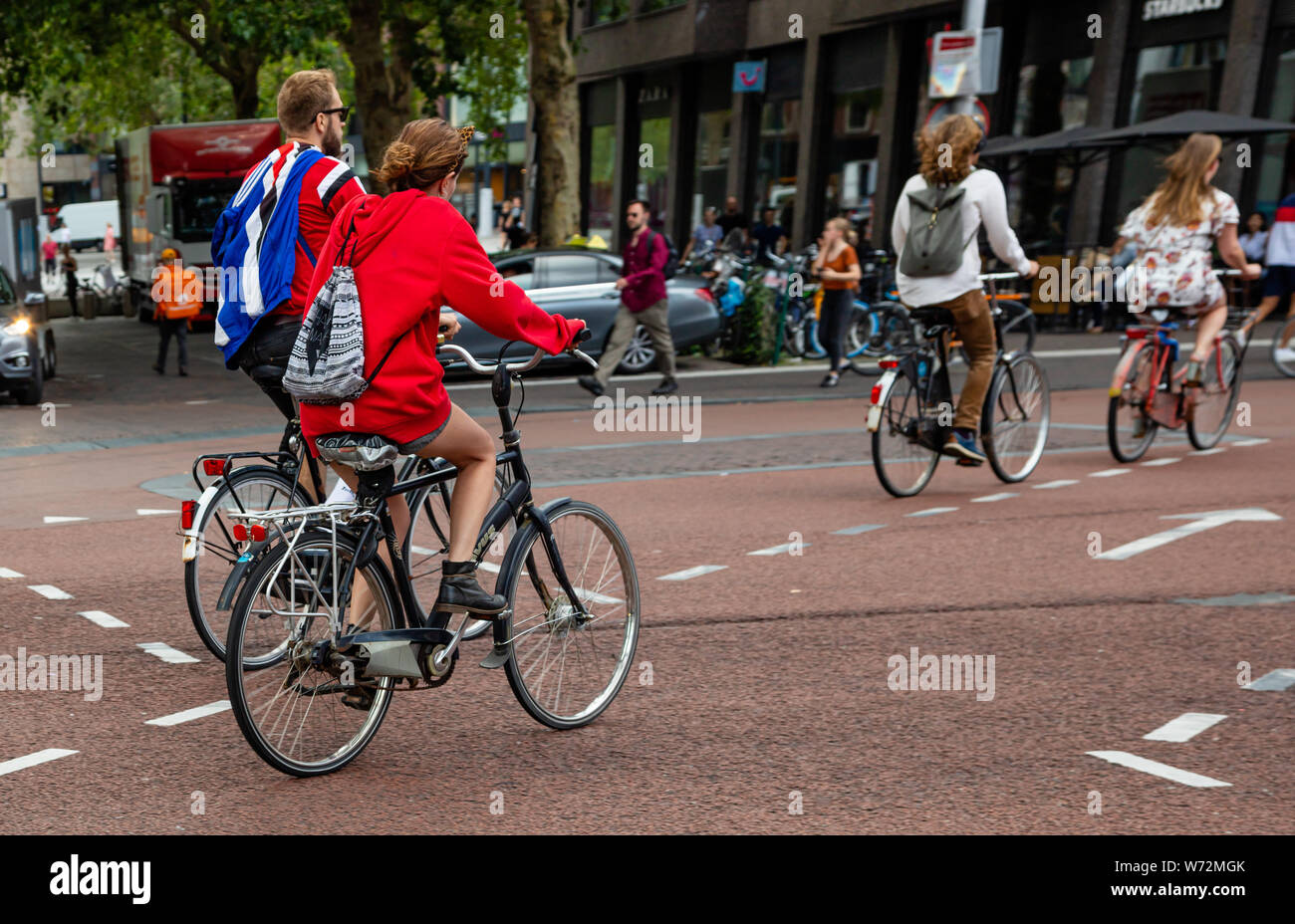 Utrecht, Niederlande. Juli 1st, 2019. Menschen Reiten Fahrräder in der Innenstadt, die Feder sonnigen Tag Stockfoto