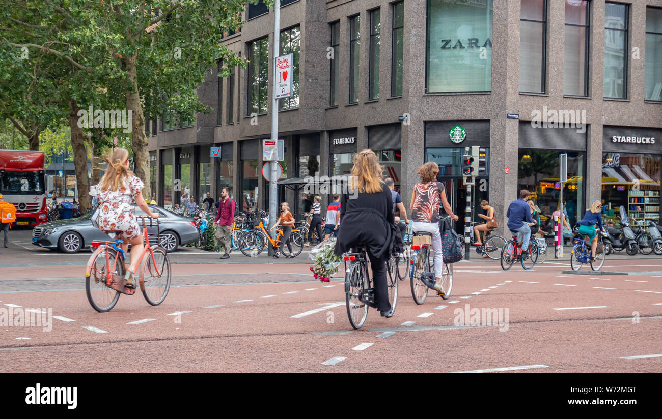 Utrecht, Niederlande. Juli 1st, 2019. Menschen Reiten Fahrräder in der Innenstadt, die Feder sonnigen Tag Stockfoto