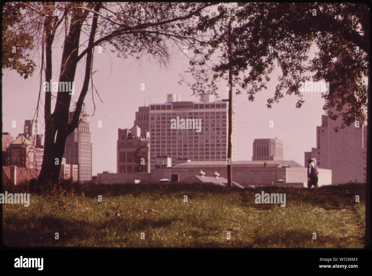 MULKY SQUARE ist ein Stadtteil IM WESTEN VON KANSAS CITY, einem Gebiet mit niedrigem Einkommen Wohnungen. I-635 WIRD DURCH MULKY PLATZ, DAS IST BEREITS ISOLIERT VON RAILROAD YARDS AUF DEN WESTEN, der I-70 AN DER NORD- UND I-35 PLUS eine 4-spurige Autobahn IM OSTEN nach Osten, in Richtung Innenstadt. Bereich im Vordergrund gelöscht wurde für I-635 Stockfoto