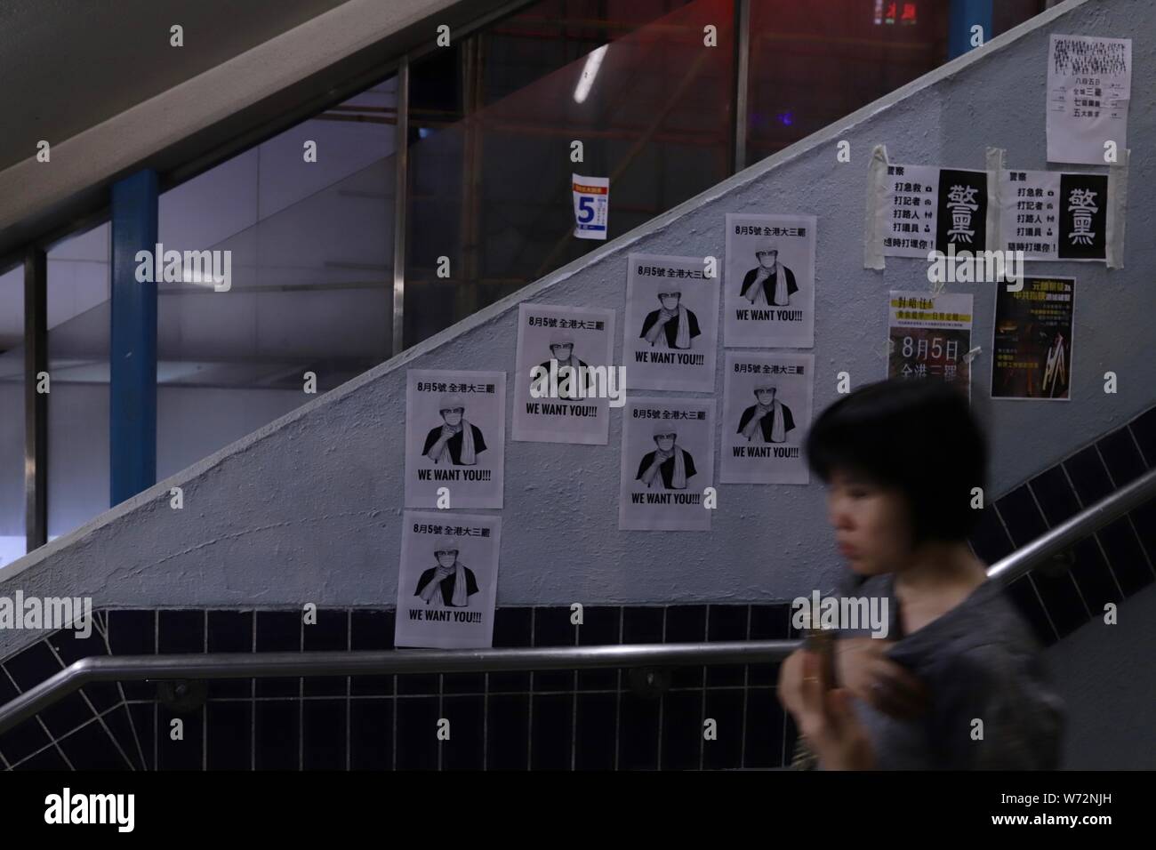 Hongkong, China. 4 Aug, 2019. Plakate, die den Stil von UNCLE SAM Aufruf zum Generalstreik am 5. August imitieren wird durch die Demonstranten auf der Wand einer Treppe in Causeway Bay.Aug-4, 2019 Hong Kong. ZUMA/Liau Chung-ren Credit: Liau Chung-ren/ZUMA Draht/Alamy Live News veröffentlicht Stockfoto