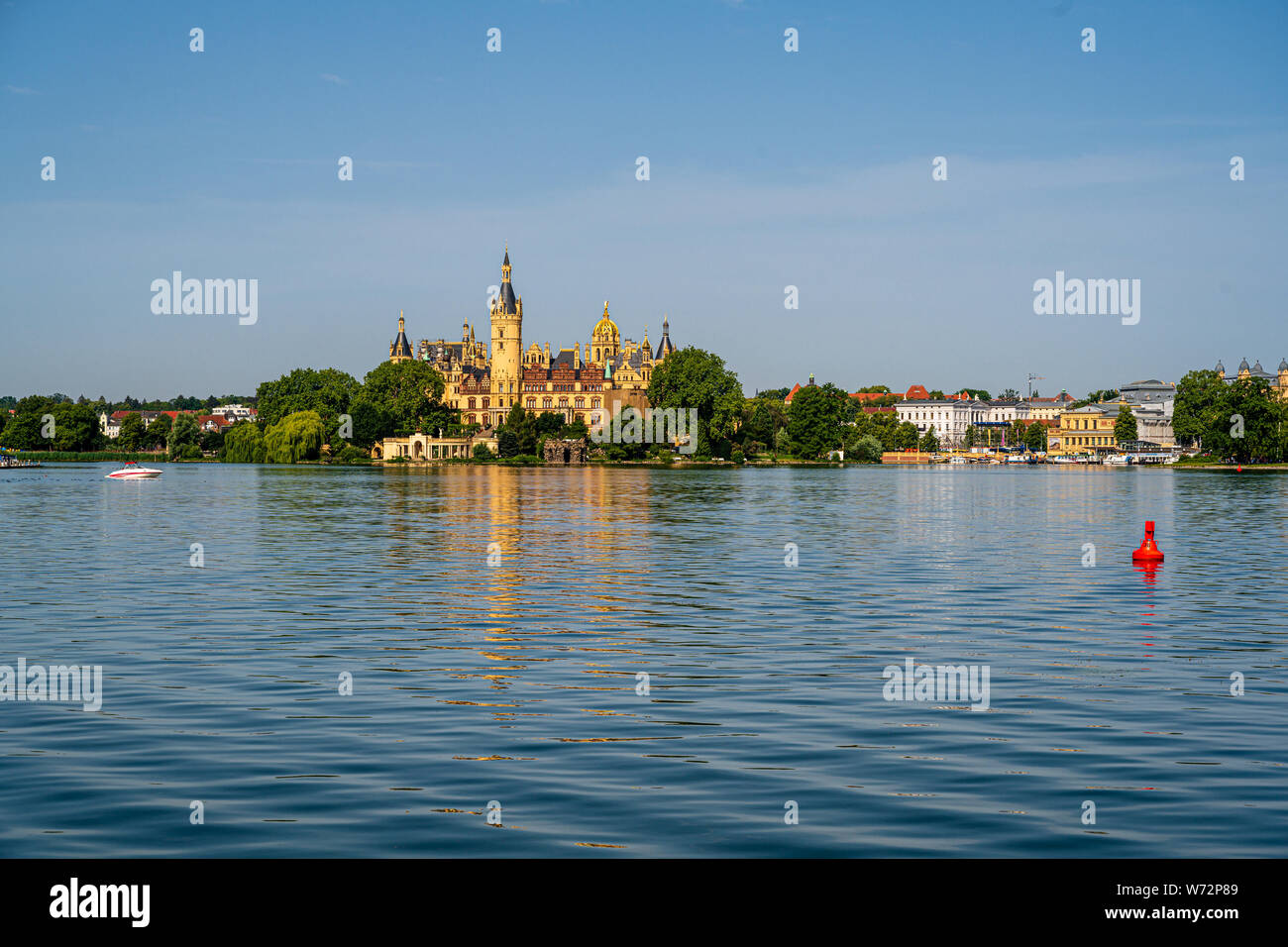 Landschaft Foto mit Blick auf Schwerin aus dem See an einem schönen Sommermorgen. Stockfoto