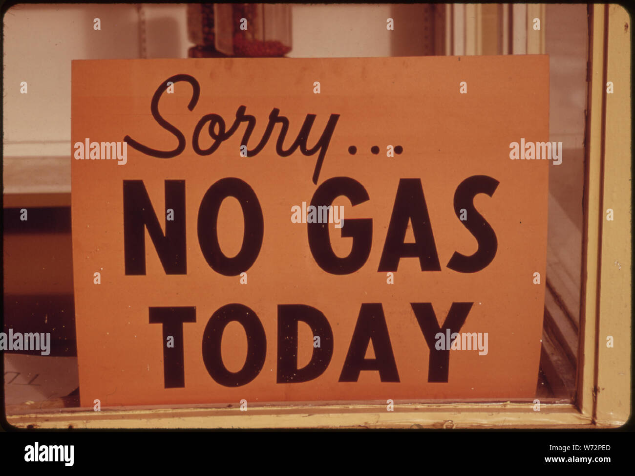 Kein GAS ZEICHEN waren ein alltäglicher Anblick IN OREGON IM HERBST 1973, WIE AN DIESER STATION IN LINCOLN CITY ENTLANG DER KÜSTE. Viele Stationen geschlossen, ERST SPÄTER UND AN DEN WOCHENENDEN Stockfoto