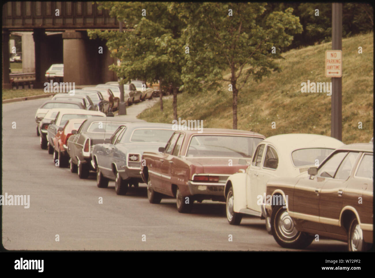 Keine Parkzonen, Verkehrsinseln, Busspuren, Gehwege und Grünflächen wurden unter anderem die Räume von Autofahrern während einer Bus Streiks in Washington, District of Columbia, im Mai, 1974 angeeignet. Rund 250.000 Personen, die normalerweise die Busse fuhren wurden gezwungen, alternative Formen des Transports zu finden, in der Regel mit dem Auto. Treiber schnell gelernt, es waren mehr Autos als Parkplätze rechtlich in der Regel die Metro Bus System hat 1.800 Fahrzeuge auf den Straßen, die sowohl während der Stoßzeiten. Stockfoto