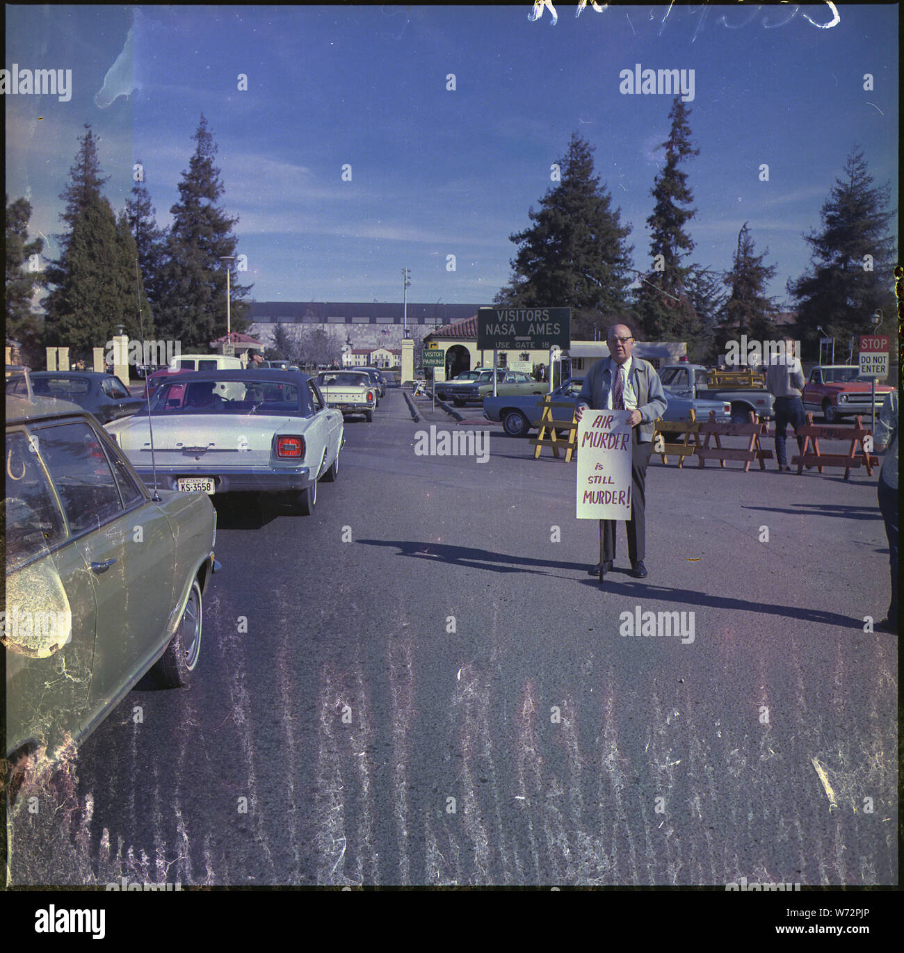 Naval Air Station moffet Field, Kalifornien. Eine friedliche Demonstranten gegen den Vietnamkrieg protestieren zeigt seine Zeichen am Haupttor der Station. Stockfoto