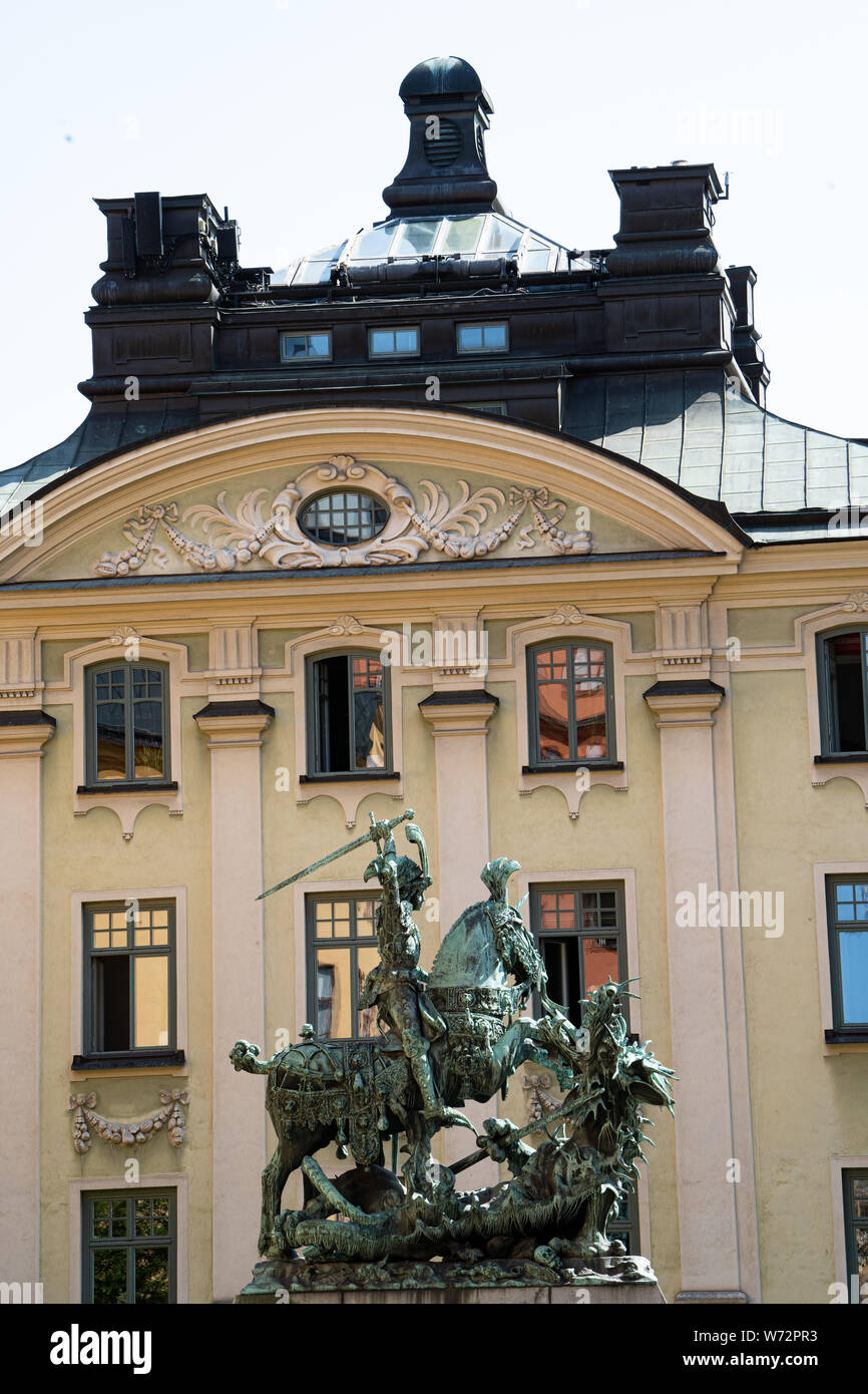 Bronze Nachbau des mittelalterlichen Holz schnitzen von St. Georg und der Drache von Bernt Notke in der Storkyrkan. Stockholm, Schweden. Stockfoto