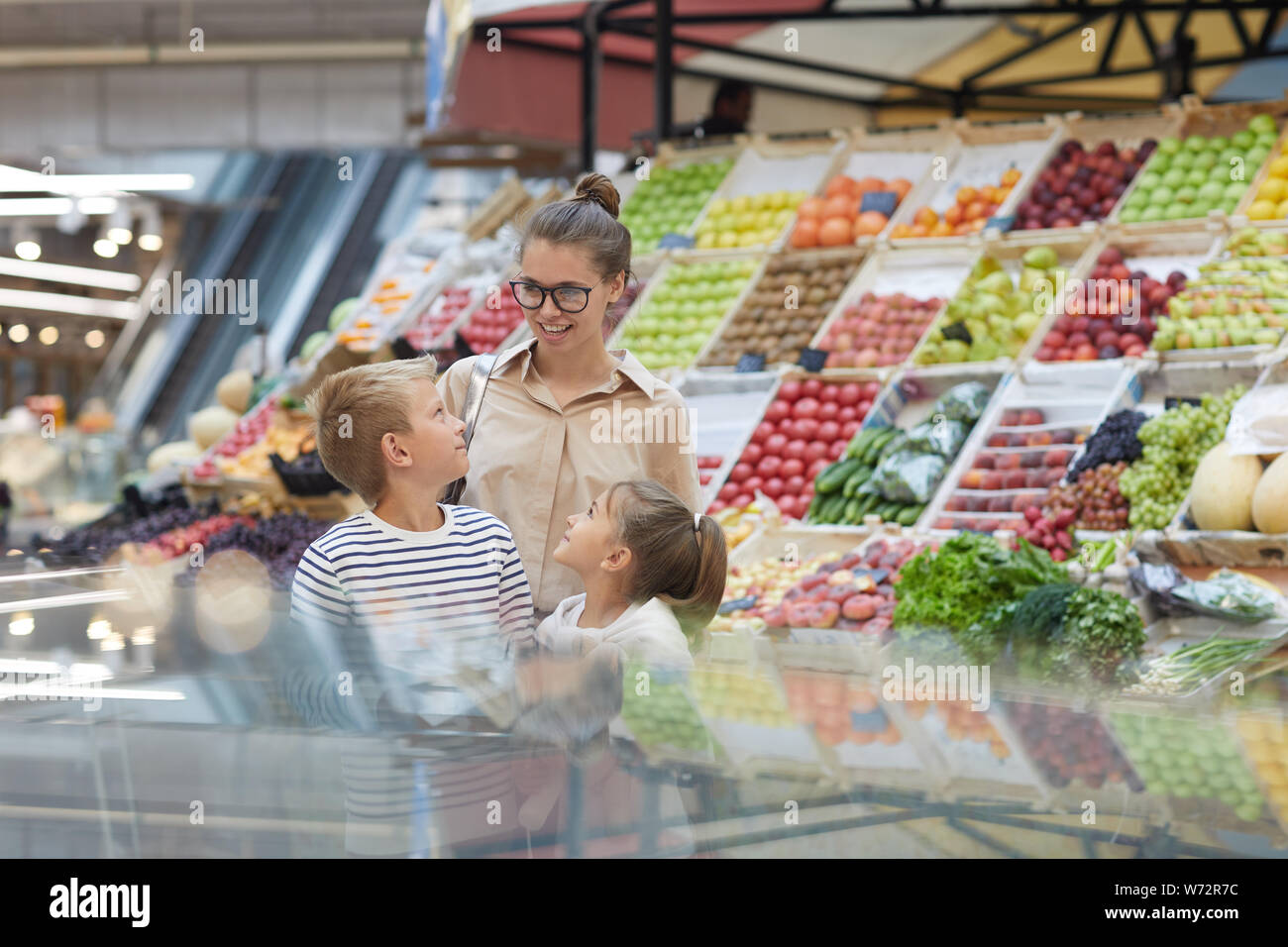 Porträt des zeitgenössischen junge Frau mit zwei Kindern gemeinsam einkaufen bei Farmers Market, Kopie Raum Stockfoto