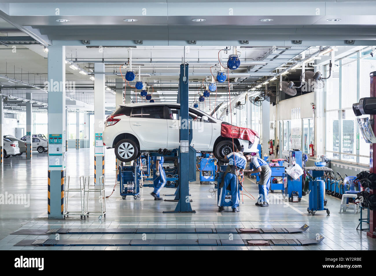 PHUKET, Thailand - 7. März: Auto Techniker Reparatur Auto in Werkstatt Service Station in Phuket am 7. März 2018. Die offiziellen Händler von Toyota, die ich Stockfoto