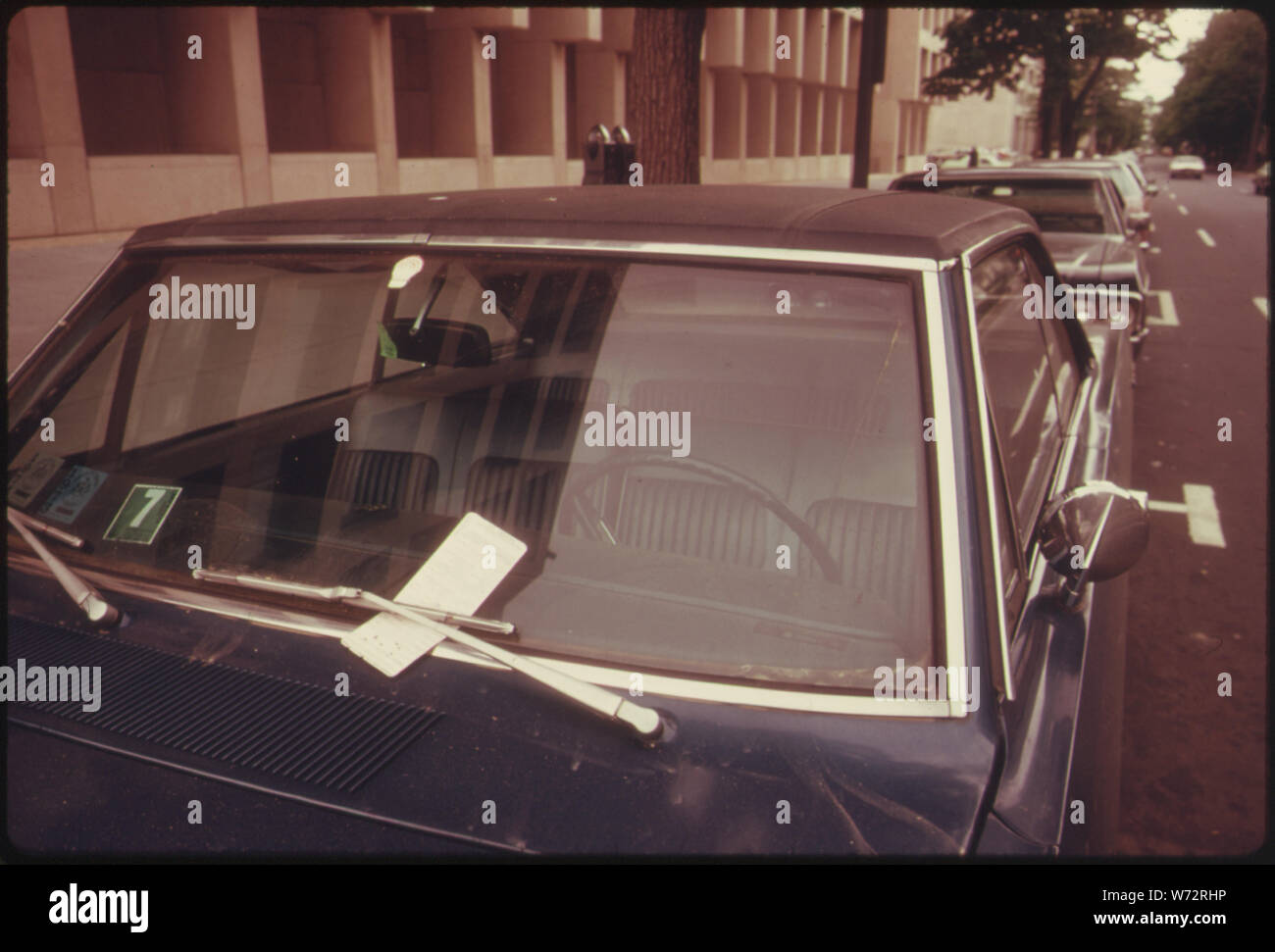Man PECH AUTOFAHRER ERHIELT EINEN PARKSCHEIN FÜR SEIN AUTO IN EINEM KEINE PARKPLÄTZE WÄHREND EINES BUS STREIKS IN WASHINGTON, DISTRICT OF COLUMBIA, im Mai 1974 verlassen. Der Streik gezwungen, 250.000 Leute zu finden, alternative Formen des Transports, in der Regel DAS AUTO MONUMENTALE STAUS WAREN DIE FOLGE, da die Fahrer gelernt, es waren mehr Autos als Parkplätze rechtlich. Die METRO BUS SYSTEM NORMALERWEISE hat 1.800 Busse auf den Straßen während der Hauptverkehrszeiten am Morgen und am Abend Stockfoto