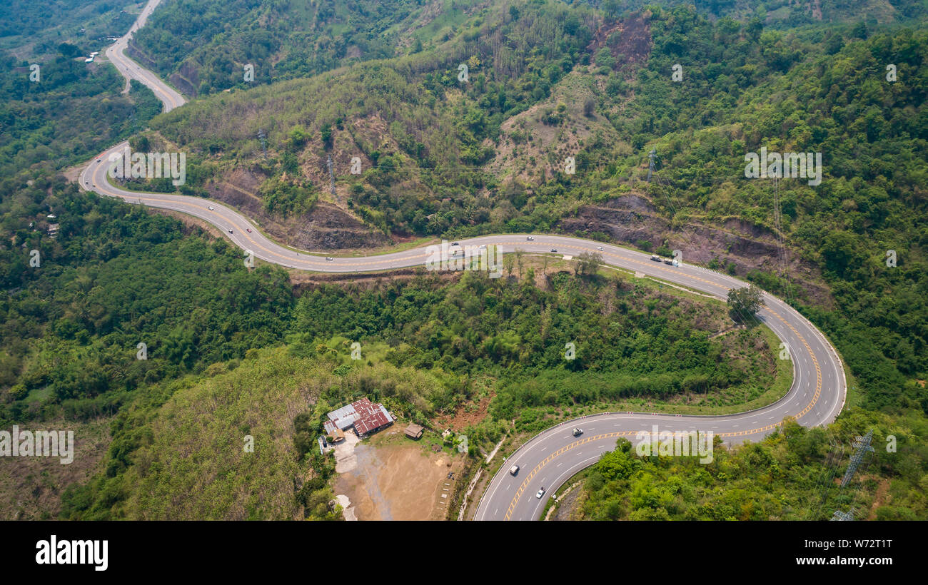 Ansicht von oben asphaltierte Straße auf dem Hügel in Phetchabun Provinz, Thailand. Luftaufnahme von Flying drone. Stockfoto