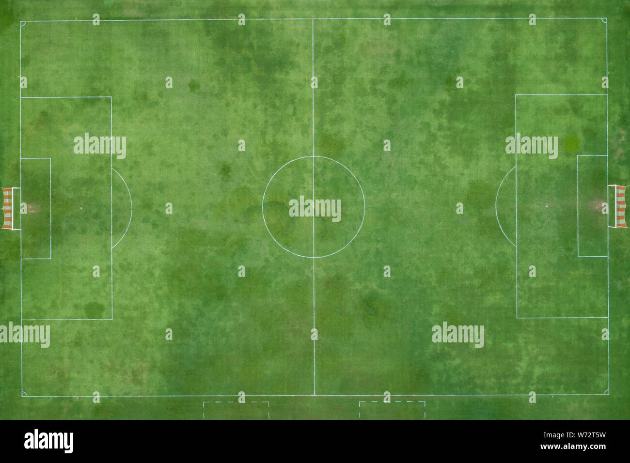 Outdoor Fußball oder futsal Stadion. Durch grünes Gras und machte. Blick vom Fliegen drone Stockfoto
