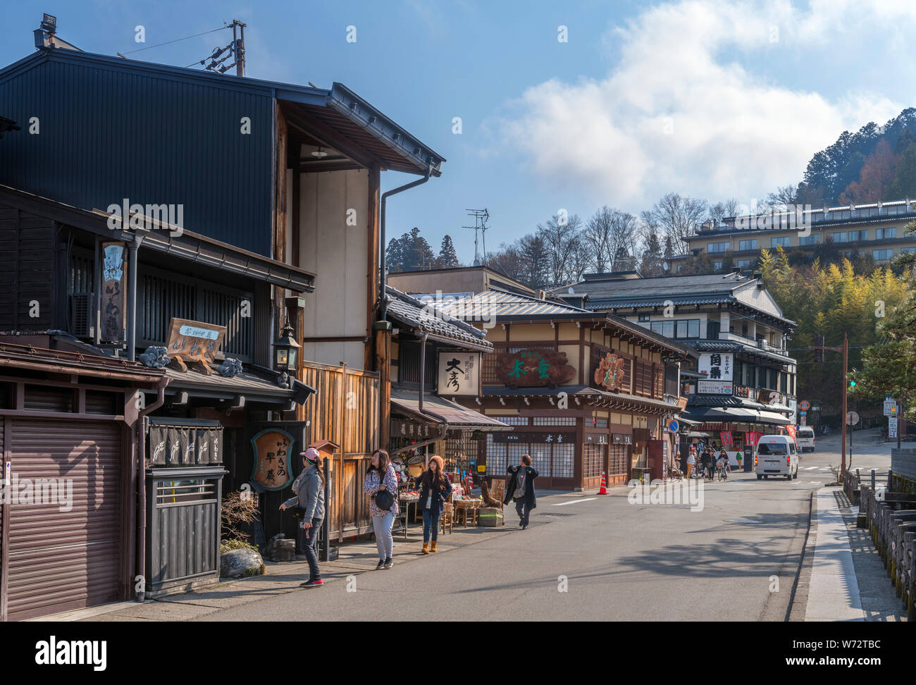 Geschäfte und traditionelle japanische Bauten auf Shinmeimachi, eine Straße in der historischen Altstadt Sanmachi-suji Bezirk, Takayama, Präfektur Gifu, Honshu, Japan Stockfoto