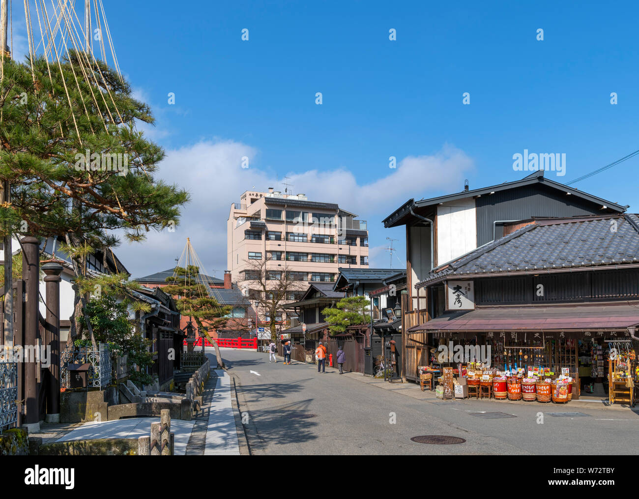 Geschäfte und traditionelle japanische Bauten auf Shinmeimachi, eine Straße in der historischen Altstadt Sanmachi-suji Bezirk, Takayama, Präfektur Gifu, Honshu, Japan Stockfoto