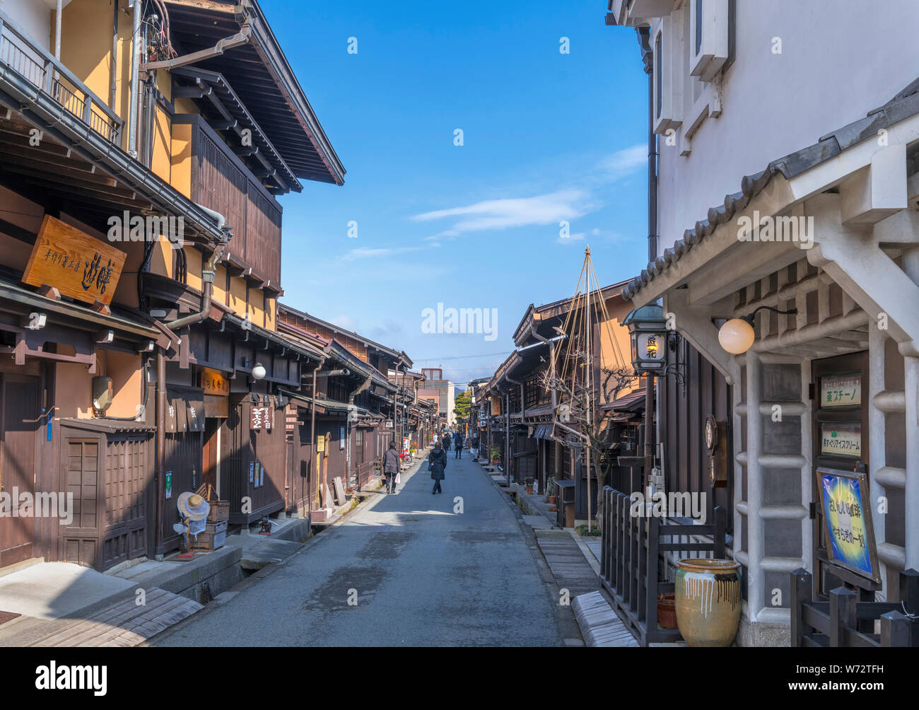 Traditionelle japanische Bauten auf Kamisannomachi, eine Straße in der historischen Altstadt Sanmachi-suji Bezirk, Takayama, Präfektur Gifu, Honshu, Japan Stockfoto