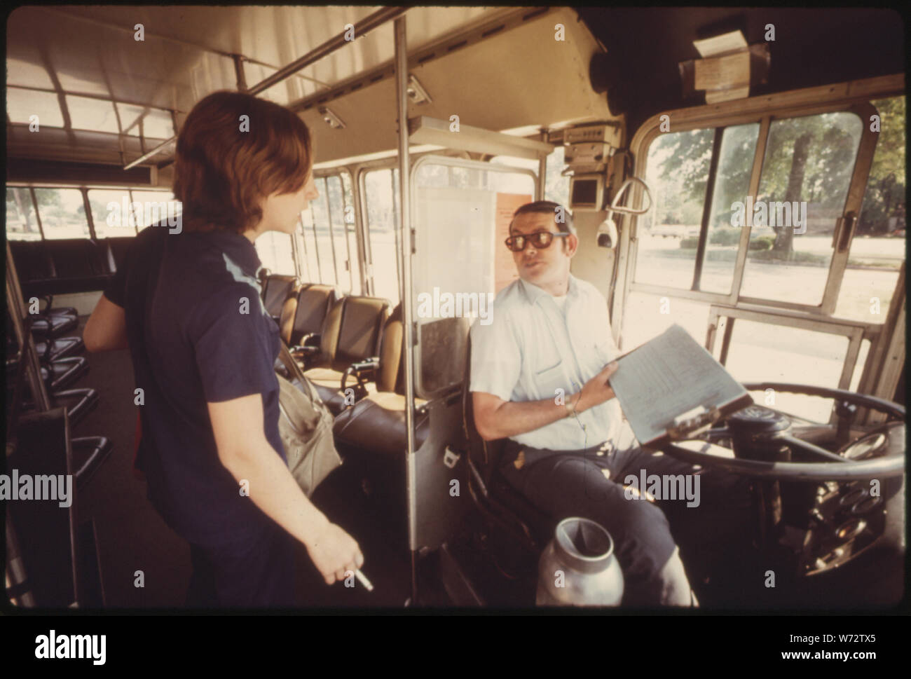 Passagier BOARDS EIN WÄHLEN SIE EINE FAHRT RADIO VERSANDT TÜR-ZU-TÜR BUS SERVICE IN Haddonfield, New Jersey. Es begann im Februar 1972, ALS EINE DEMONSTRATION PROJEKT zwischen Bund und Land Transport Abteilungen. Finanzierung IM MÄRZ 1975 BEENDET. Sprecher Bericht es funktionierte auch in der Rush Hour auf festen Routen. Aber das 30-CENT TARIF WAR NICHT GENUG FÜR EIN BIS DREI PERSONEN HOB IN AUSSERHALB DER GESCHÄFTSZEITEN. An seiner Spitze, DER SERVICE HOB ÜBER 1.000 Fahrgäste pro Tag Stockfoto