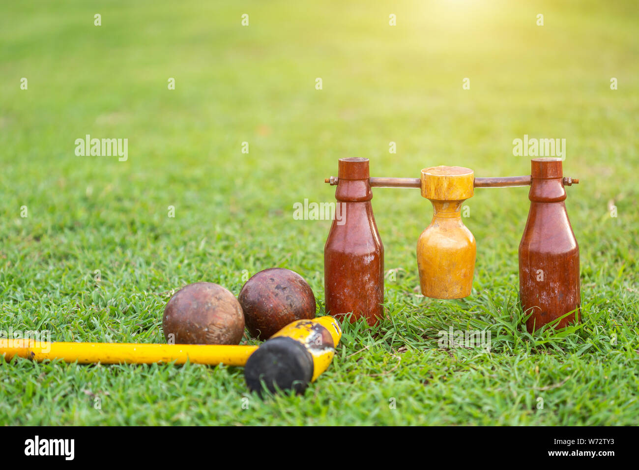 Elder Sport. Woodball Tor oder die Ziellinie auf dem grünen Feld Stockfoto