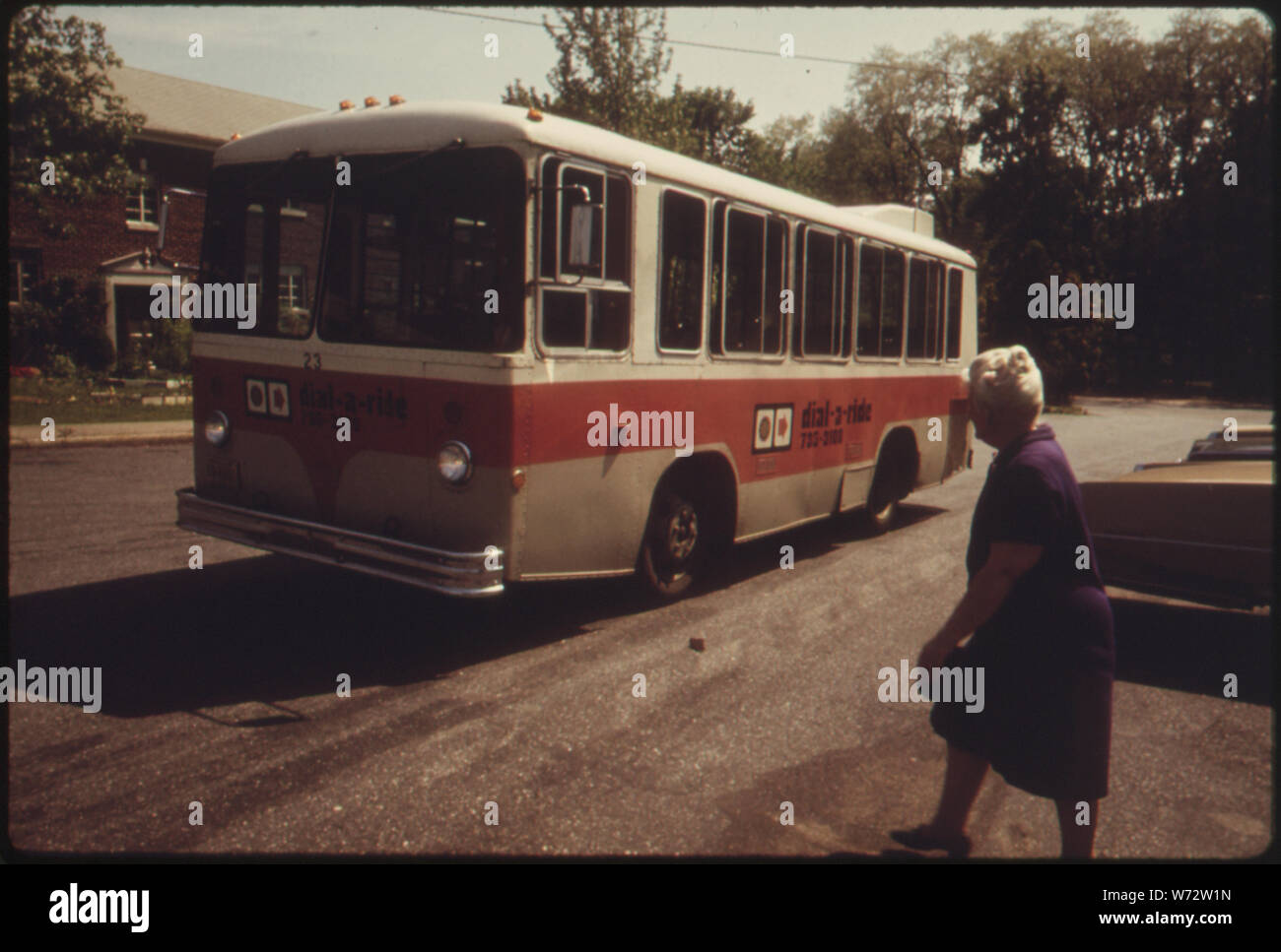 Fahrgast bereit, an Bord eine DFÜ EINE FAHRT RADIO VERSANDT TÜR-ZU-TÜR BUS SERVICE IN Haddonfield, New Jersey. Dieser Bus fährt entlang einer festgelegten Route. Dieser SERVICE WURDE IM FEBRUAR 1972 ALS DEMONSTRATIONSPROJEKT zwischen Bund und Land Transport Abteilungen. Finanzierung endete im März 1975 Sprecher berichtet es funktionierte gut in der Rush Hour auf festen Routen ABER DAS 30-CENT TARIF NICHT GENUG WAR EIN BIS DREI PERSONEN ZU DECKEN HOB AN IHRER TÜR Stockfoto