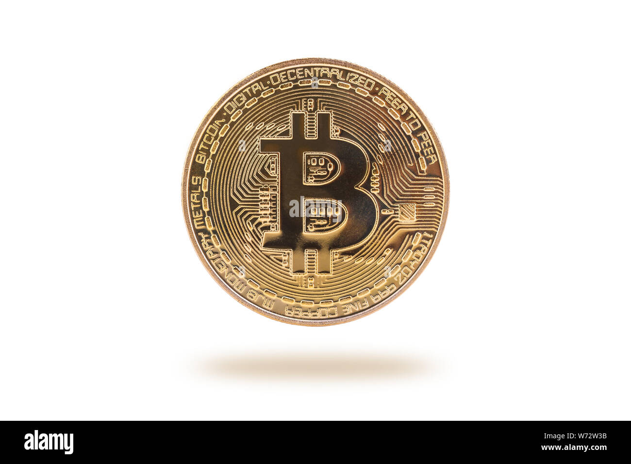 Bitcoin. Goldene Münze mit bitcoin Symbol auf weißem Hintergrund Stockfoto