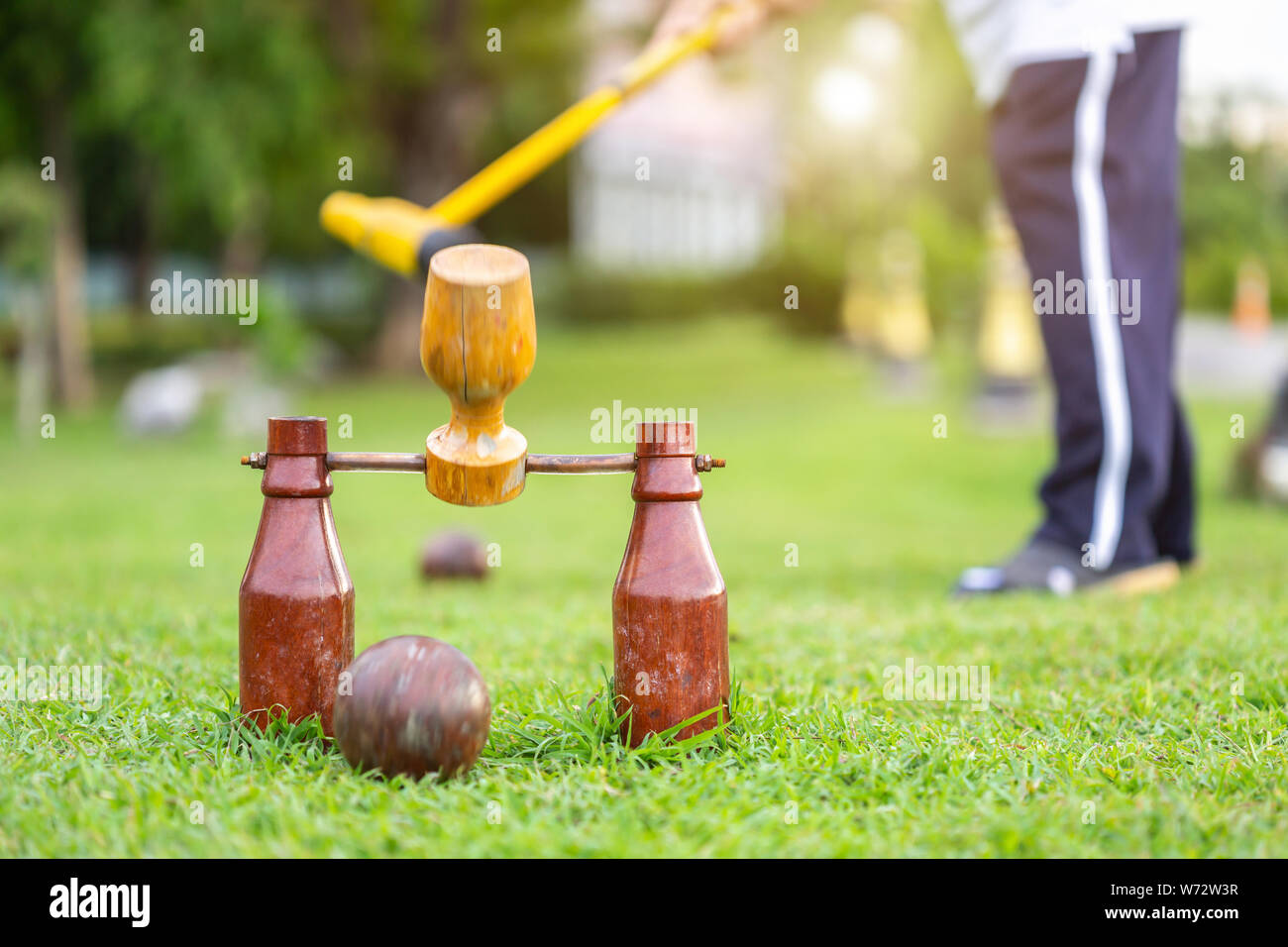 Elder Sport. Woodball Tor oder die Ziellinie auf dem grünen Feld Stockfoto