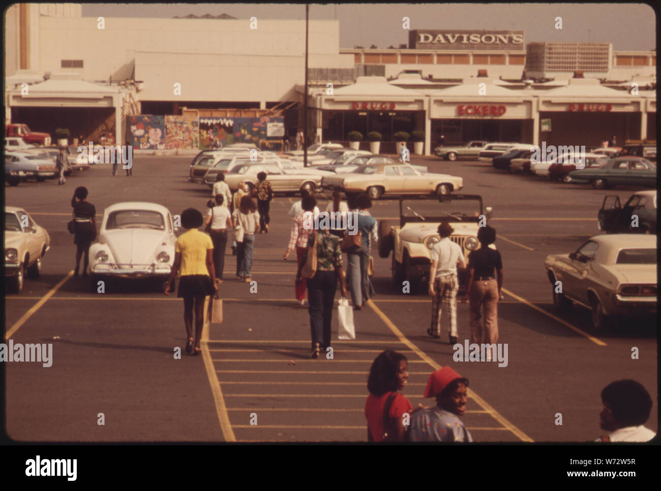 Passagiere, die von einem Metropolitan Atlanta Rapid Transit Authority (MARTA) BUS KOPF FÜR AUTOS AUF EINEM PARKPLATZ AM RANDE EINES DER EINKAUFSZENTREN in Atlanta, Georgia. Neue Services steigerte die Zahl der Passagiere um 27 Prozent zwischen 1970 und 1974 zugelassenen WÄHLER EIN PROZENT UMSATZSTEUER FÜR DIE MODERNISIERUNG DER VERSANDVERFAHREN; 1974 brachte ES IN $ 53 Millionen. Ein $ 1,79 Milliarden 53-Meile RAIL SYSTEM WURDE VORGESCHLAGEN, DOCH HAT, DIE DER JURISTISCHE SCHLACHTEN Stockfoto