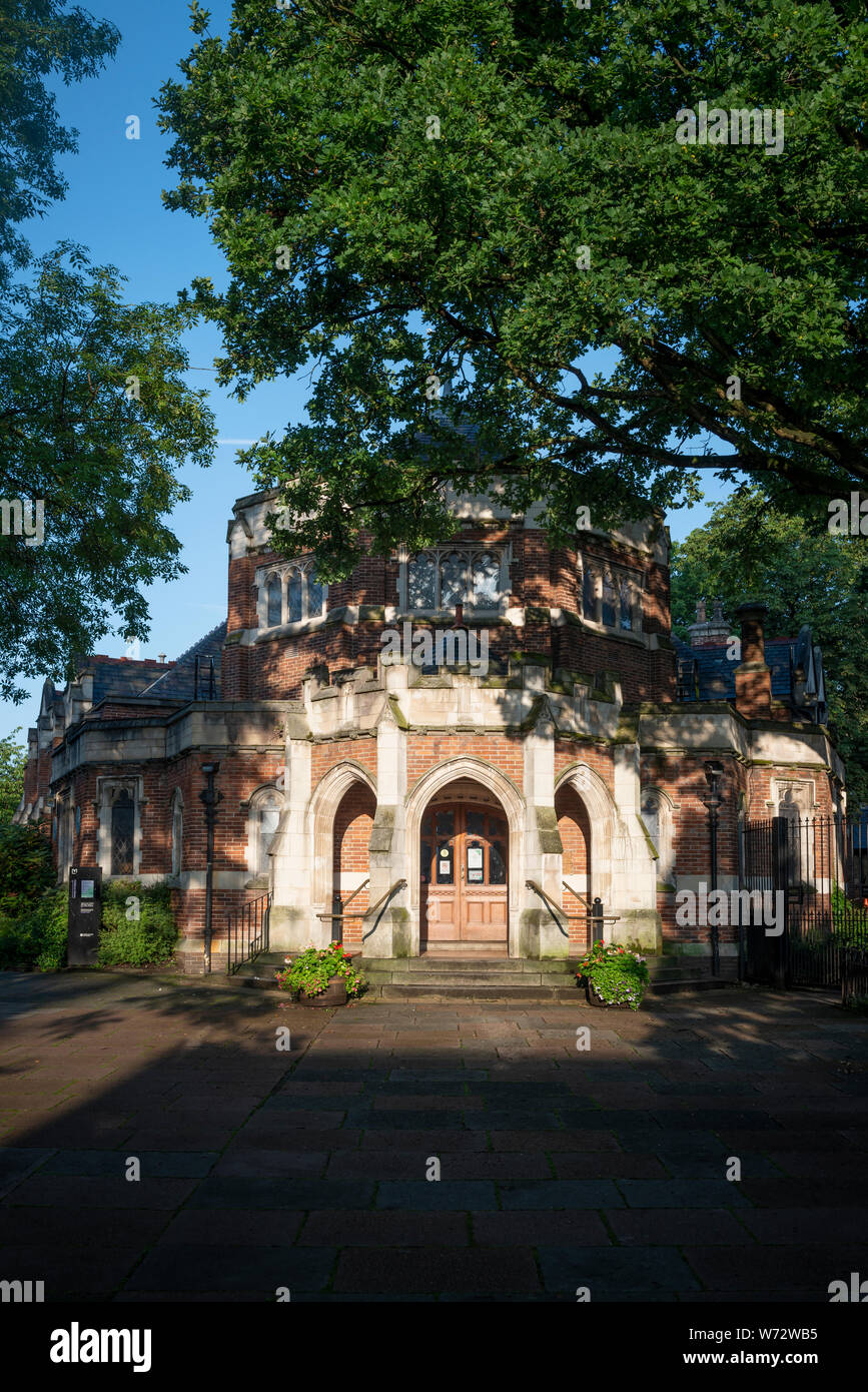 Den vorderen Eingang Didsbury Bibliothek befindet sich in der Wilmslow Road in Didsbury Village, East Didsbury, Manchester, UK. Stockfoto