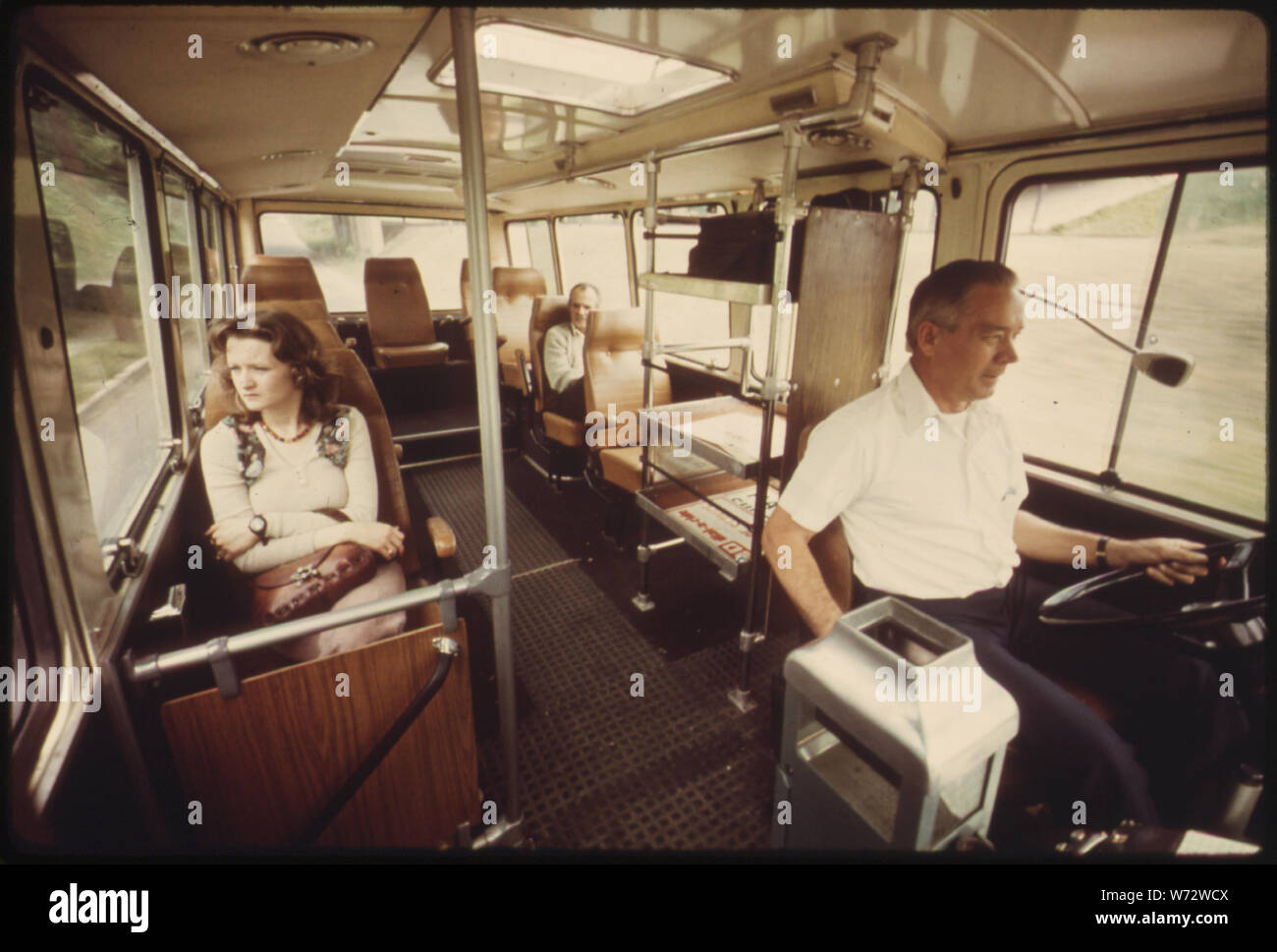 Passagiere AUF EINE FAHRT RADIO VERSANDT TÜR-ZU-TÜR BUS IN Haddonfield, New Jersey. Es begann im Februar 1972, ALS EINE DEMONSTRATION PROJEKT zwischen Bund und Land Transport Abteilungen. Finanzierung IM MÄRZ 1975 BEENDET. Sprecher berichtet das System gut in der Rush Hour auf festen Routen gearbeitet. Aber der Preis war NICHT GENUG FÜR EIN BIS DREI PERSONEN HOB IN AUSSERHALB DER GESCHÄFTSZEITEN. An seiner Spitze, etwa 1.000 Fahrgäste pro Tag benutzt DAS SYSTEM Stockfoto