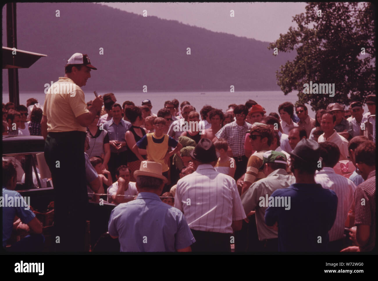 PAUL CALLIS, PRÄSIDENT DER TENNESSEE CONSOLIDATED COAL COMPANY MIT SITZ IN JASPER, Tennessee, in der Nähe von Chattanooga GIBT DIE DETAILS BERGLEUTE IHRE ALTERSVORSORGE IM ERSTEN JÄHRLICHEN Picknick. Er sprach von der KRANKENSTAND IN DER NICHT-UNION Minen und sprach sowohl Arbeit als auch die Verwaltung durch wurden verletzt. Das PROBLEM IST GRÖSSER UNTER DEN jüngeren Bergleute, DIE HABEN NOCH NICHT UND NEHMEN SIE ZU JAGEN UND ZU FISCHEN, WENN SIE DAS GEFÜHL, WIE ES ABGERECHNET Stockfoto