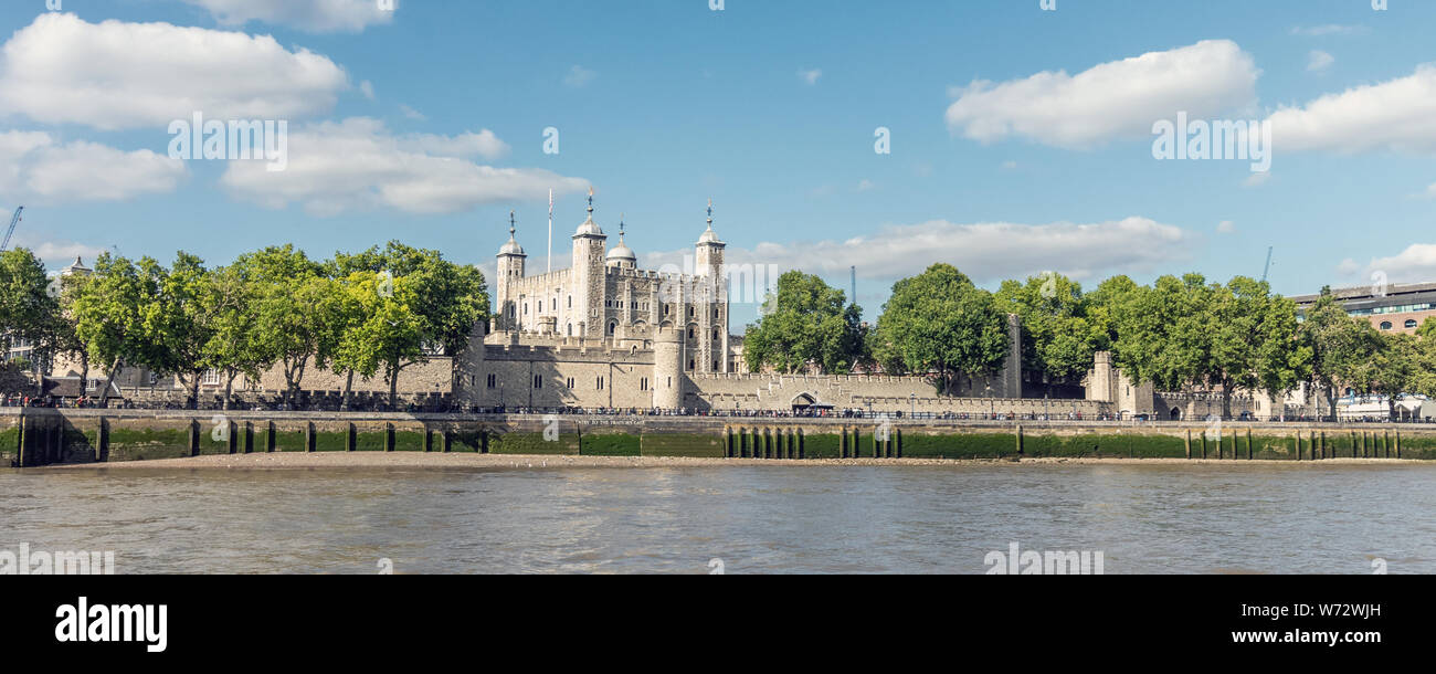 London/UK, 15. Juli 2019 - Tower von London Blick von der Themse. Der Turm ist einer der Historischen Königlichen Paläste Stockfoto