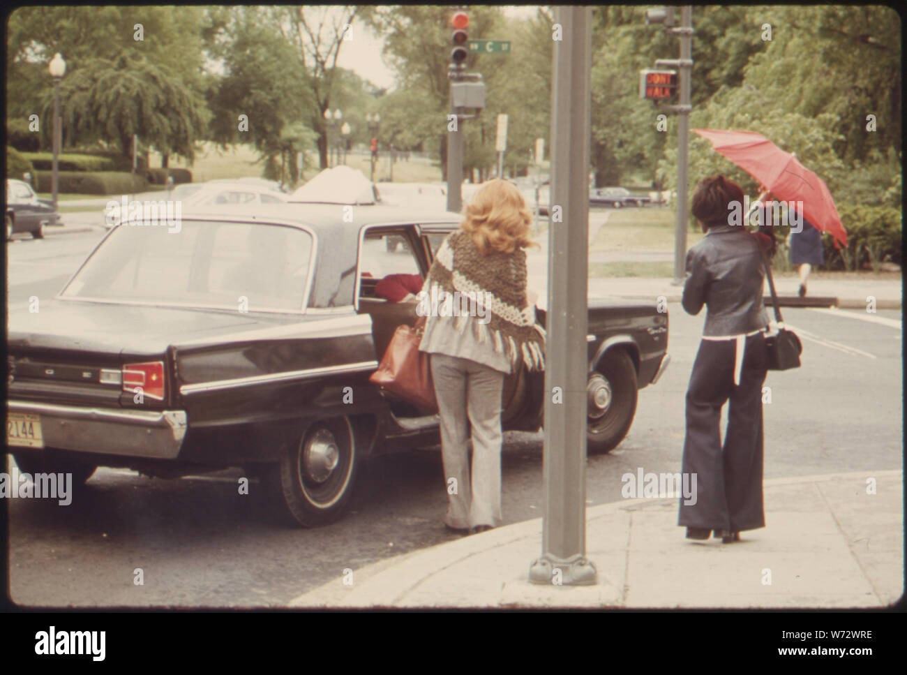 Personen gefunden TAXIFAHRTEN HART WÄHREND EIN BUS STREIKS IN WASHINGTON, DISTRICT OF COLUMBIA, IM MAI 1974 ZU ERHALTEN. Rund 250.000 Personen waren gezwungen zu finden, alternative Methoden der Transport in der Regel DAS AUTO. Monumentale STAUS WAREN DIE FOLGE, da die Fahrer gelernt, es waren mehr Autos als Parkplätze RECHTLICH DIE METRO BUS SYSTEM NORMAL hat 1.800 Busse auf den Straßen während der Hauptverkehrszeiten am Morgen und am Abend Stockfoto