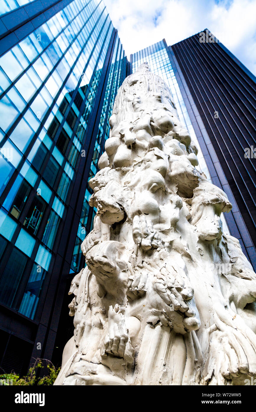 'Aufstieg' von Juliana Cerqueira Leite in Mirte Quadratisch, Skulptur in der Stadt, London, UK Stockfoto