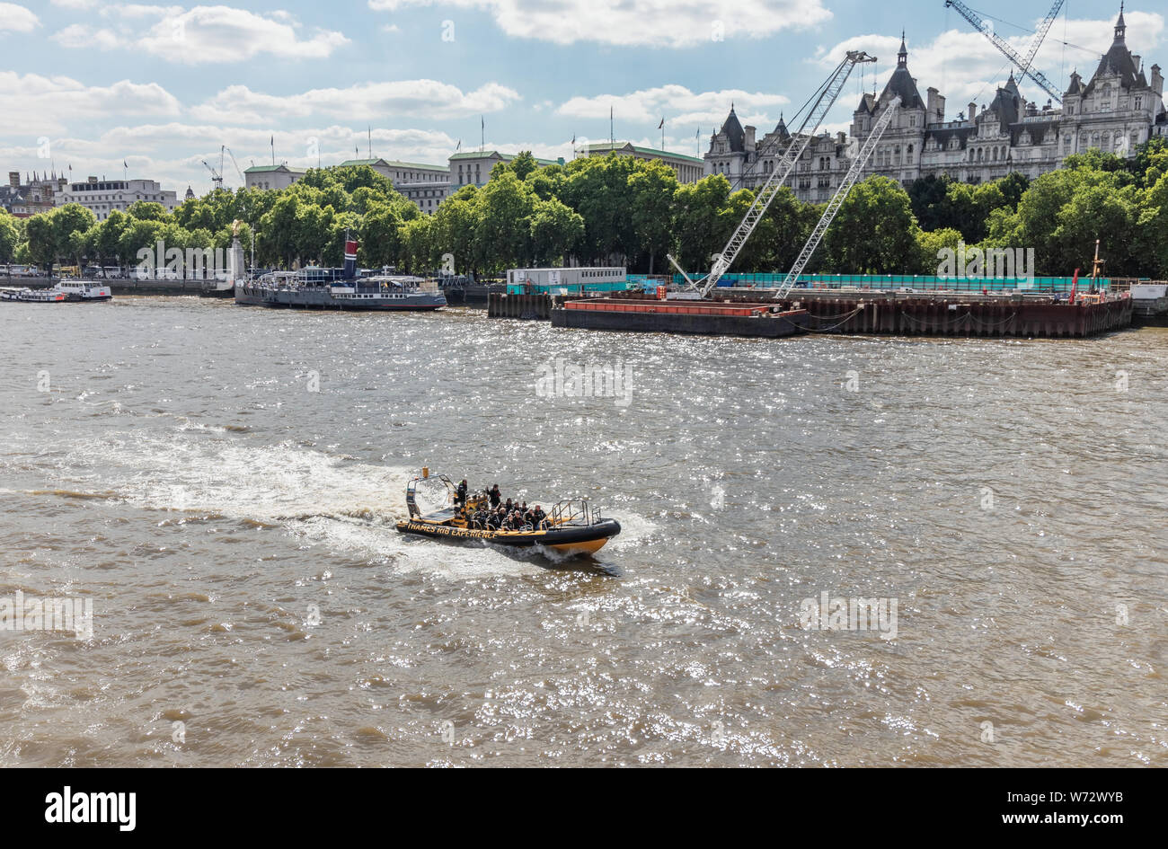 London/UK, 15. Juli 2019 - Thames Rippe Erfahrung sightseeing Speed Boat in der Beschleunigung der Themse Stockfoto